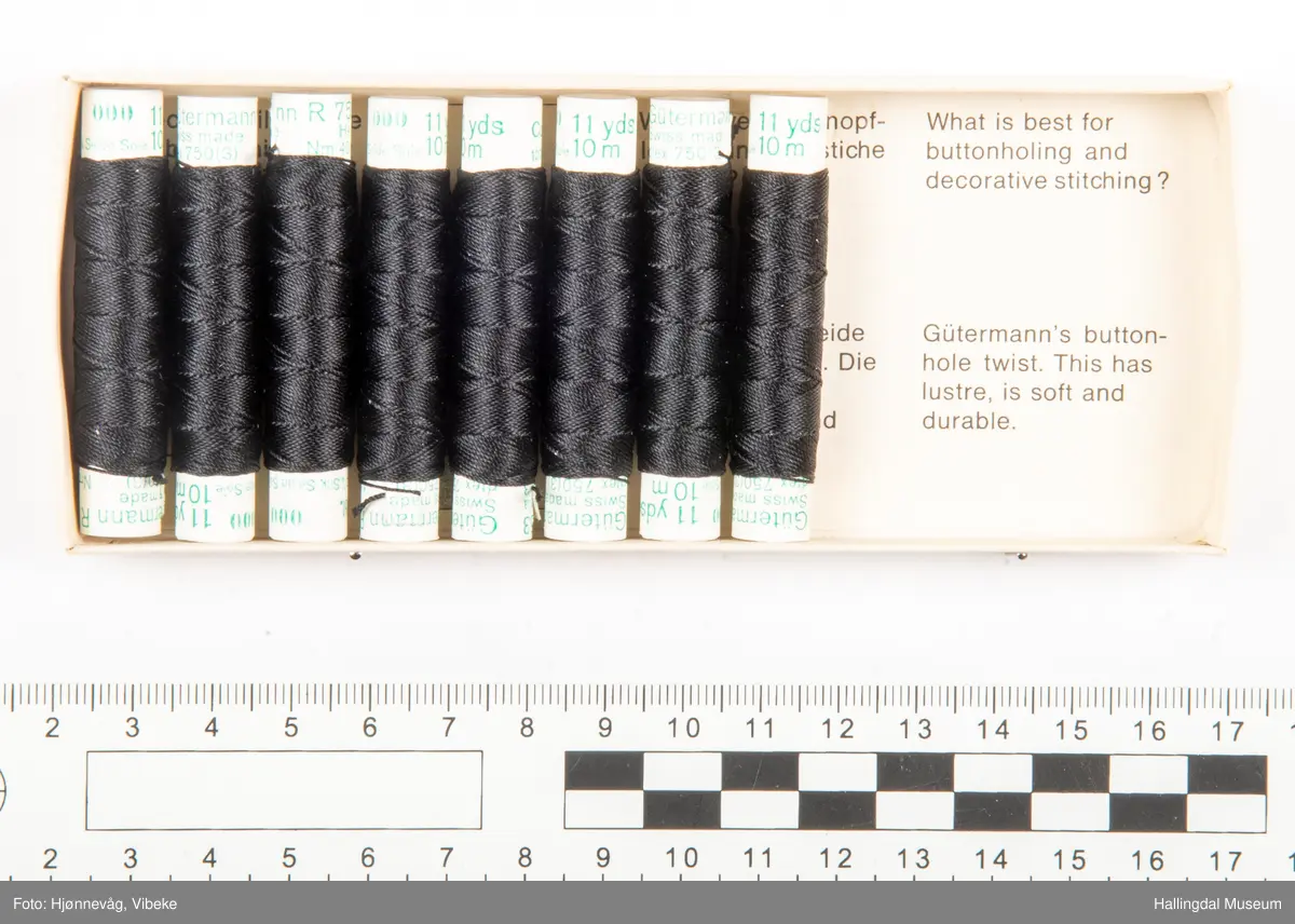 På lokket av esken er det trykt følgende:
Gütermann.
Inne i et firkantet felt står det følgende:
100 %Silk Seide Soie
d tex 750 (3)
R 753
10 m 11 yds
Nett Silk for Button holes
Haspel-Knopfloch-Seide
Cordonnetde sole rèelle
Order R 753, 10 m Hela Nm 40/3
På det ene endestykke står det skrevet "000 Gütermann R 753 10 m