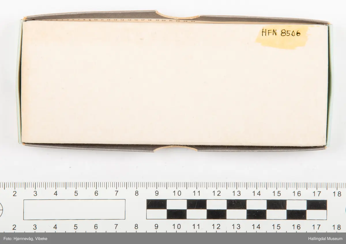 På lokket av esken er det trykt følgende:
Gütermann.
Inne i et firkantet felt står det følgende:
100 %Silk Seide Soie
d tex 750 (3)
R 753
10 m 11 yds
Nett Silk for Button holes
Haspel-Knopfloch-Seide
Cordonnetde sole rèelle
Order R 753, 10 m Hela Nm 40/3
På det ene endestykke står det skrevet "000 Gütermann R 753 10 m