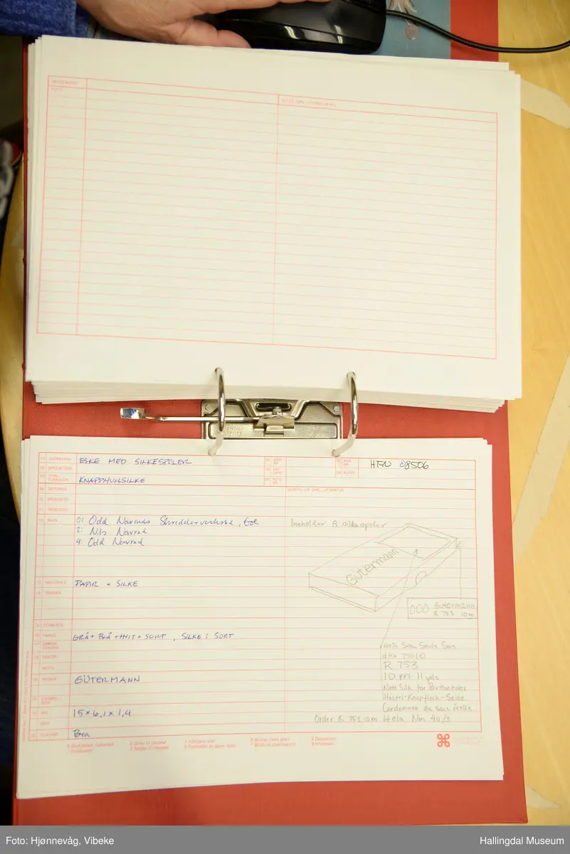 På lokket av esken er det trykt følgende:
Gütermann.
Inne i et firkantet felt står det følgende:
100 %Silk Seide Soie
d tex 750 (3)
R 753
10 m 11 yds
Nett Silk for Button holes
Haspel-Knopfloch-Seide
Cordonnetde sole rèelle
Order R 753, 10 m Hela Nm 40/3
På det ene endestykke står det skrevet "000 Gütermann R 753 10 m