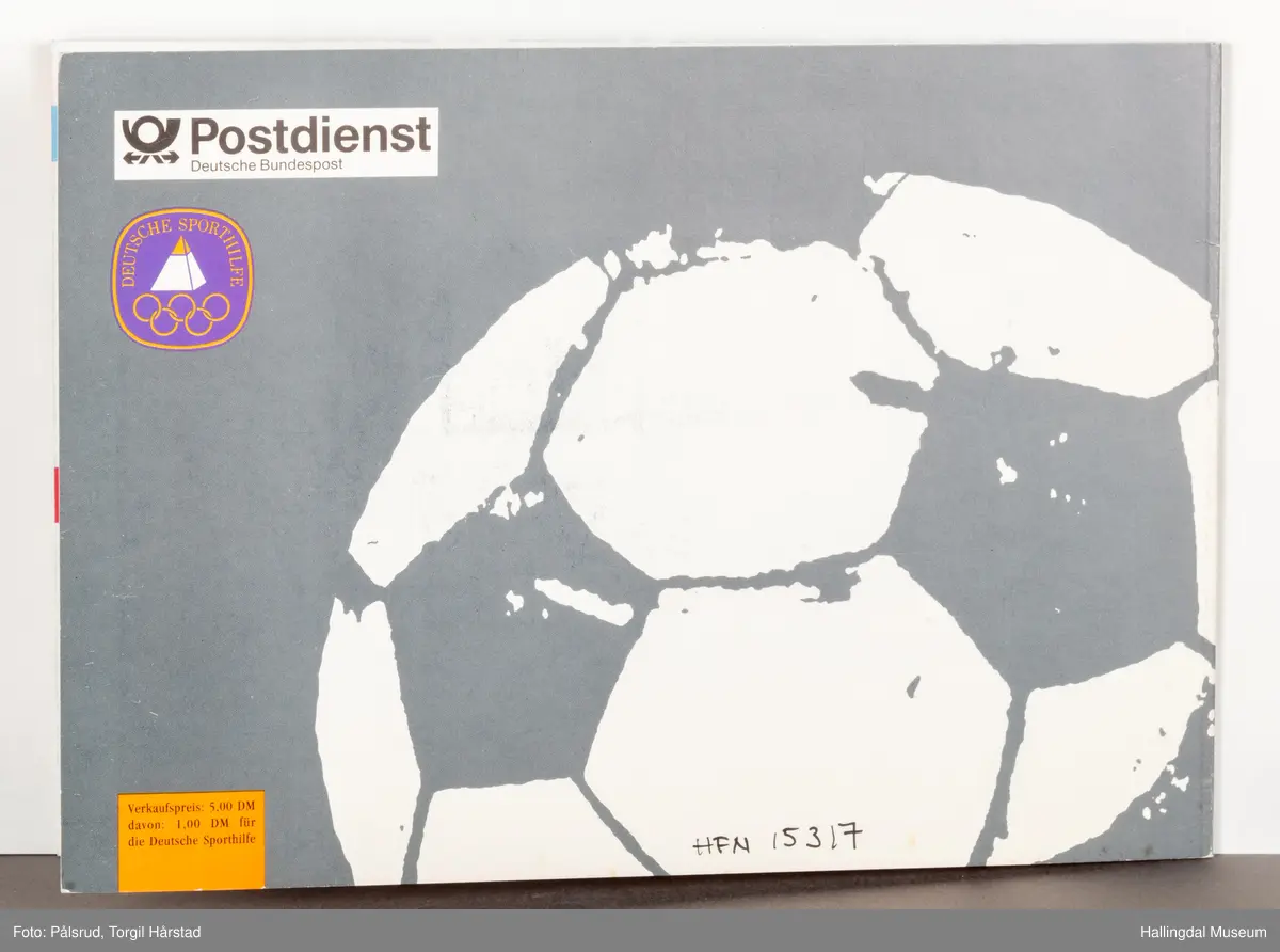 En folder med to tyske frimerker fra 1994 i forbindelse med Fotball-VM i USA samme år. Folderen viser og en samling fotografier som skal minnes tidligere tyske fotball bragder i 1954, 1974 og 1990.