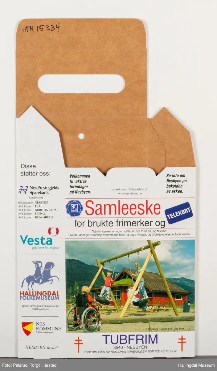 En ubrukt samleeske til å samle brukte frimerker og telekort i. En full ekse skulle sendes inn til Tubfrim. Esken er ikke montert. Forsiden har hvit grunnfarge og viser et bilde av et barn i en rullestol og barn på husker foran et rødt hus. Resten av esken har informasjonstekser, logoer for bidragsytere og informasjon om Tubfrim. 