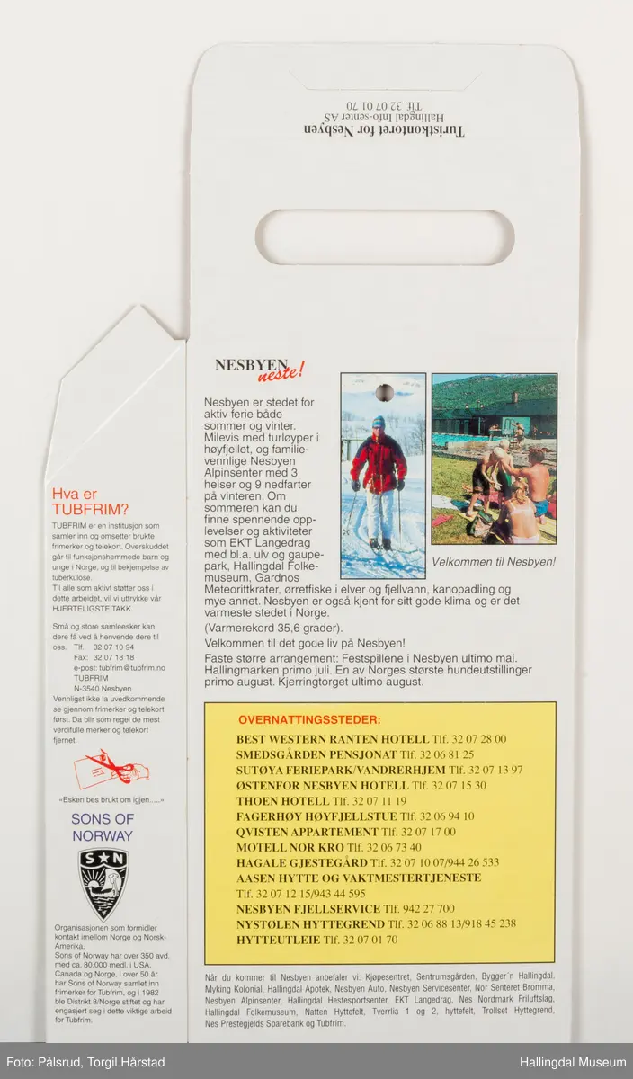 En ubrukt samleeske til å samle brukte frimerker og telekort i. En full ekse skulle sendes inn til Tubfrim. Esken er ikke montert. Forsiden har hvit grunnfarge og viser et bilde av et barn i en rullestol og barn på husker foran et rødt hus. Resten av esken har informasjonstekser, logoer for bidragsytere og informasjon om Tubfrim. 