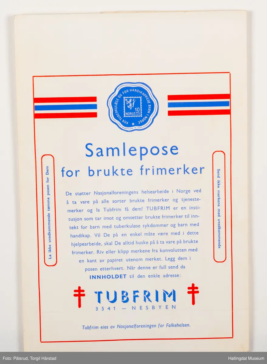 En hvit papirpose med informasjon om Tubfrim i forskjellige fonter på forsiden. Skriften er blå. Baksiden er blank. Teksten er rammet inn med en enkel rød linje, øverst er et grafisk element ment å etterligne et blått poststempel med to horisontale striper i rødt og blått på hver side. Logoen til Tubfrim er oppført nederst.