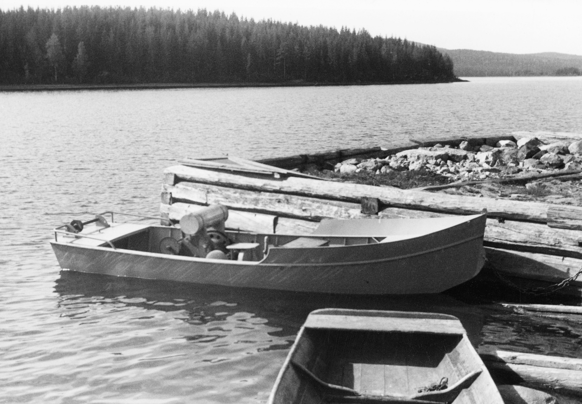 Varpebåt på vannet ser også en del av en mindre båt(robåt)