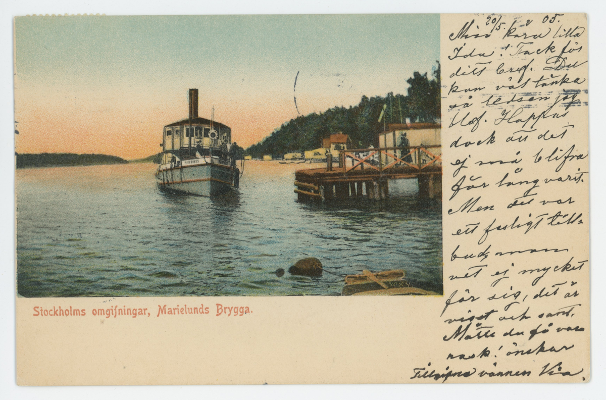 Vykort med motiv av Marielunds Brygga.  Vykortet är poststämplat den 20/5-1905.
Ångfartygets är Sjöfröken.