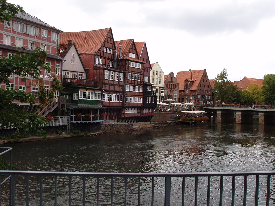 Bebyggelse utmed floden Ilmenau i Lüneburg, Tyskland.