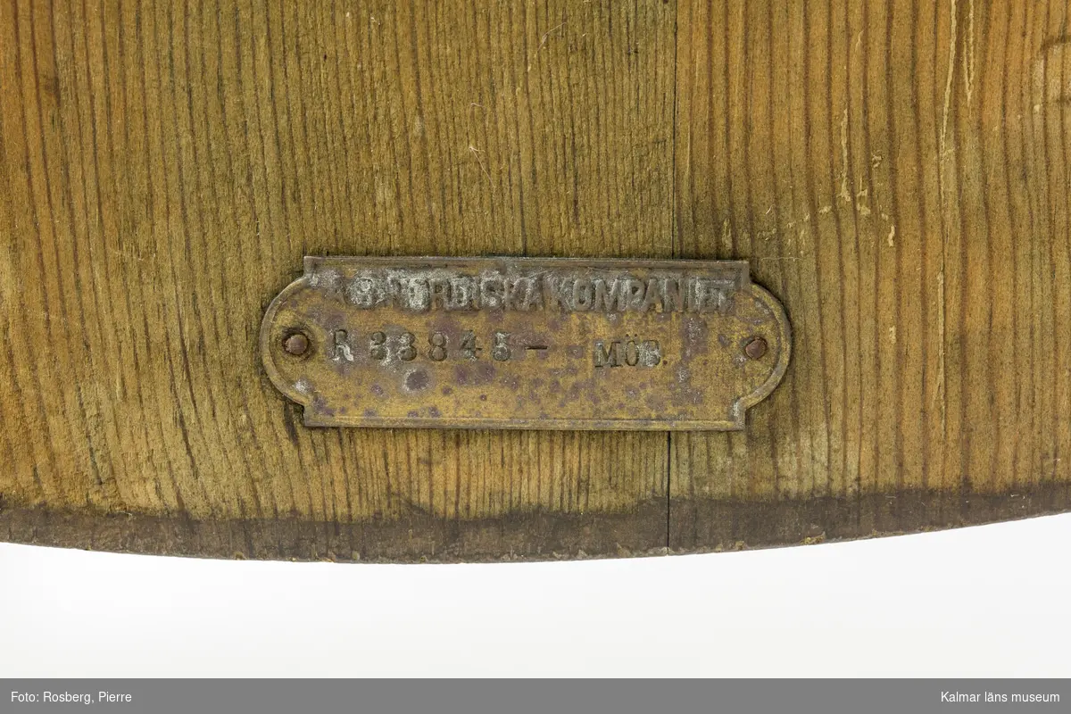 KLM 46378:2. Stol. Ingår i möbelserien "Sandhamn". Av furu med brunbetsad yta. Skålad sits. Ryggen består av två ribbor fastsatta med smidda järnspikar. Under stolssitsen en rektangulär metallbricka med text: AB NORDISKA KOMPANIET R 33845- MÖB.