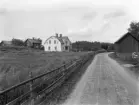 Kila kronogård 1920. Vid tiden för bilden ägdes gården av Johan Melker Andersson som år 1917 låtit uppföra ny och präktig mangårdsbyggnad. Gården var från året dessförinnan utarrenderad till dottern Sigrid Maria och hennes make Frans Rikard Larsson.