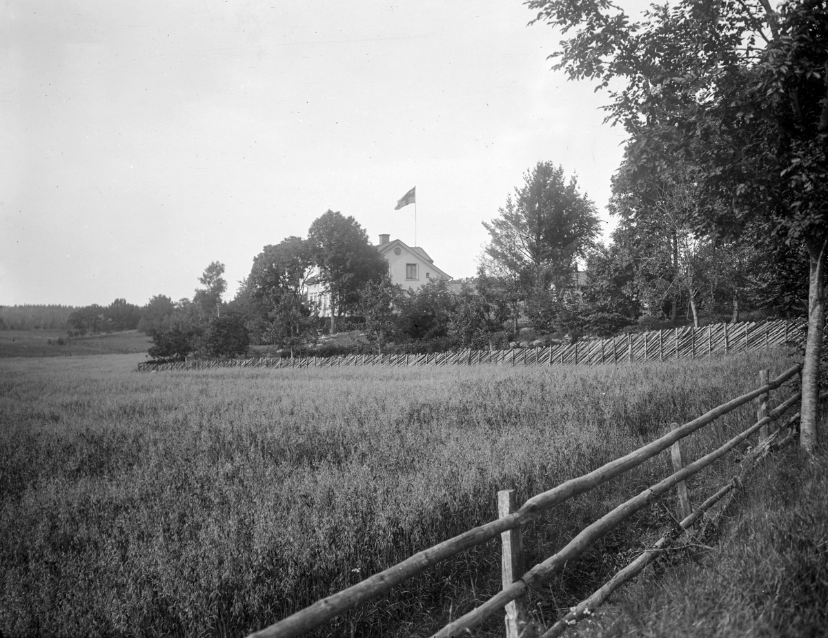 Sörby i Stjänorp utmed landsvägen och strax före ortens välkända slottsanläggning. Den ståndsmässiga huvudbyggnaden uppfördes 1862 av gårdens dåvarande ägare, slussinspektör Uno Kraft. Gården kom emellertid tidigt i stadskomminister Claes Leonard Carlstedts ägo. Foto omkring förra sekelskiftet där unionsflaggan ger en hitre gräns vid 1905.