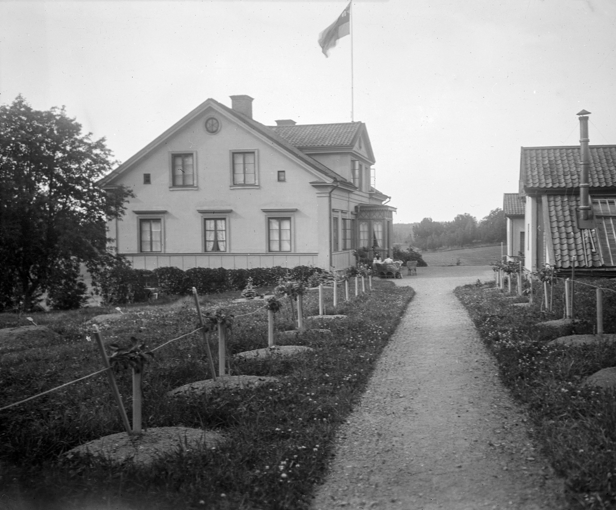 Från överste Fritz Lovén besök av Sörby i Stjänorp omkring förra sekelskiftet. Möjligtvis var han inbjuden av den pensionerade kommendörkapten Axel Theodor Thunberg som blivit ägare av gården från 1899. Oavsett och lyckligtvis lämnade den fotointresserade Lovén en serie fotografier från sin visit. Här en bild av miljön från sydlig riktning.