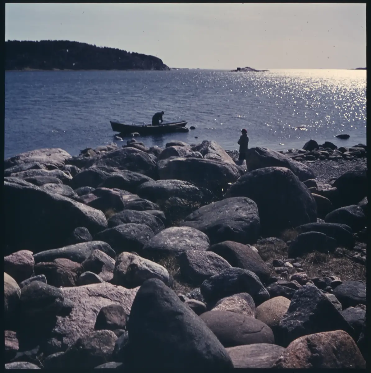 Färgdia: Sol i kölvatten. Hus vid kust. Mot Älvsborgs fästning. Eka i sjö. Halat segel, bergvägg. Vyer. Bergmönster. Par på strand. Sandmönster. Gerlesborg. Kolhättan(?). Solnedgång över havet. Bärnsten(??) och glas. Stenstrand. Nedisad kust, Tjörn. Musselskal. Lavar, posthornssnäcka. Fiskebod, strandväxter. Moln. Hästar betar, vy mot Älvsborgs fästning. Två i kajak. Snö. Kustbåt. Roende. Brygga i dis. Pojke vid eka, vy. Sandstrand med vågor, Hirthals, fiskare går. Musslor, tång, stenar. Söt vik. Hed. Ror eka i sund. Med fiskeläge och segelfartyg. Småbåtshamn, vy.
