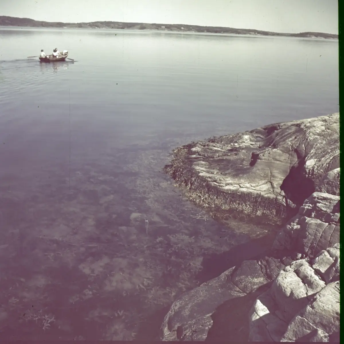 Färgdia: Sol i kölvatten. Hus vid kust. Mot Älvsborgs fästning. Eka i sjö. Halat segel, bergvägg. Vyer. Bergmönster. Par på strand. Sandmönster. Gerlesborg. Kolhättan(?). Solnedgång över havet. Bärnsten(??) och glas. Stenstrand. Nedisad kust, Tjörn. Musselskal. Lavar, posthornssnäcka. Fiskebod, strandväxter. Moln. Hästar betar, vy mot Älvsborgs fästning. Två i kajak. Snö. Kustbåt. Roende. Brygga i dis. Pojke vid eka, vy. Sandstrand med vågor, Hirthals, fiskare går. Musslor, tång, stenar. Söt vik. Hed. Ror eka i sund. Med fiskeläge och segelfartyg. Småbåtshamn, vy.