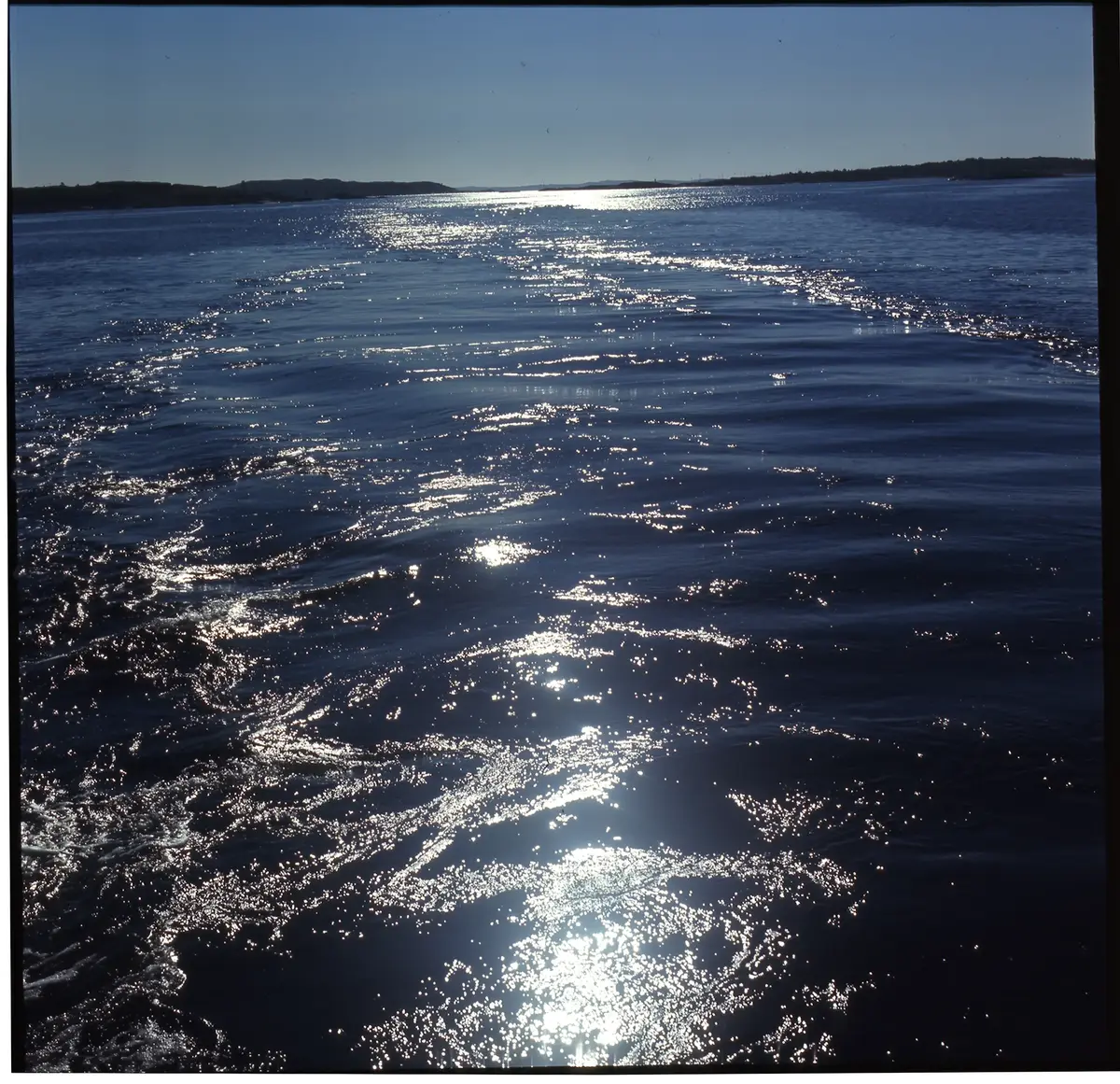 Färgdia: Sol i kölvatten. Hus vid kust. Mot Älvsborgs fästning. Eka i sjö. Halat segel, bergvägg. Vyer. Bergmönster. Par på strand. Sandmönster. Gerlesborg. Kolhättan(?). Solnedgång över havet. Bärnsten(??) och glas. Stenstrand. Nedisad kust, Tjörn. Musselskal. Lavar, posthornssnäcka. Fiskebod, strandväxter. Moln. Hästar betar, vy mot Älvsborgs fästning. Två i kajak. Snö. Kustbåt. Roende. Brygga i dis. Pojke vid eka, vy. Sandstrand med vågor, Hirthals, fiskare går. Musslor, tång, stenar. Söt vik. Hed. Ror eka i sund. Med fiskeläge och segelfartyg. Småbåtshamn, vy.