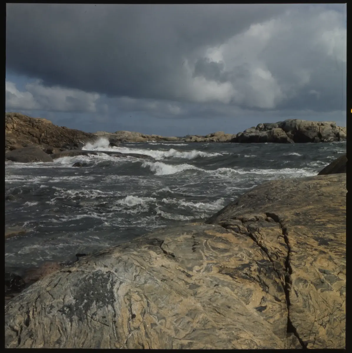 Färgdia: Sol i kölvatten. Hus vid kust. Mot Älvsborgs fästning. Eka i sjö. Halat segel, bergvägg. Vyer. Bergmönster. Par på strand. Sandmönster. Gerlesborg. Kolhättan(?). Solnedgång över havet. Bärnsten(??) och glas. Stenstrand. Nedisad kust, Tjörn. Musselskal. Lavar, posthornssnäcka. Fiskebod, strandväxter. Moln. Hästar betar, vy mot Älvsborgs fästning. Två i kajak. Snö. Kustbåt. Roende. Brygga i dis. Pojke vid eka, vy. Sandstrand med vågor, Hirthals, fiskare går. Musslor, tång, stenar. Söt vik. Hed. Ror eka i sund. Med fiskeläge och segelfartyg. Småbåtshamn, vy.