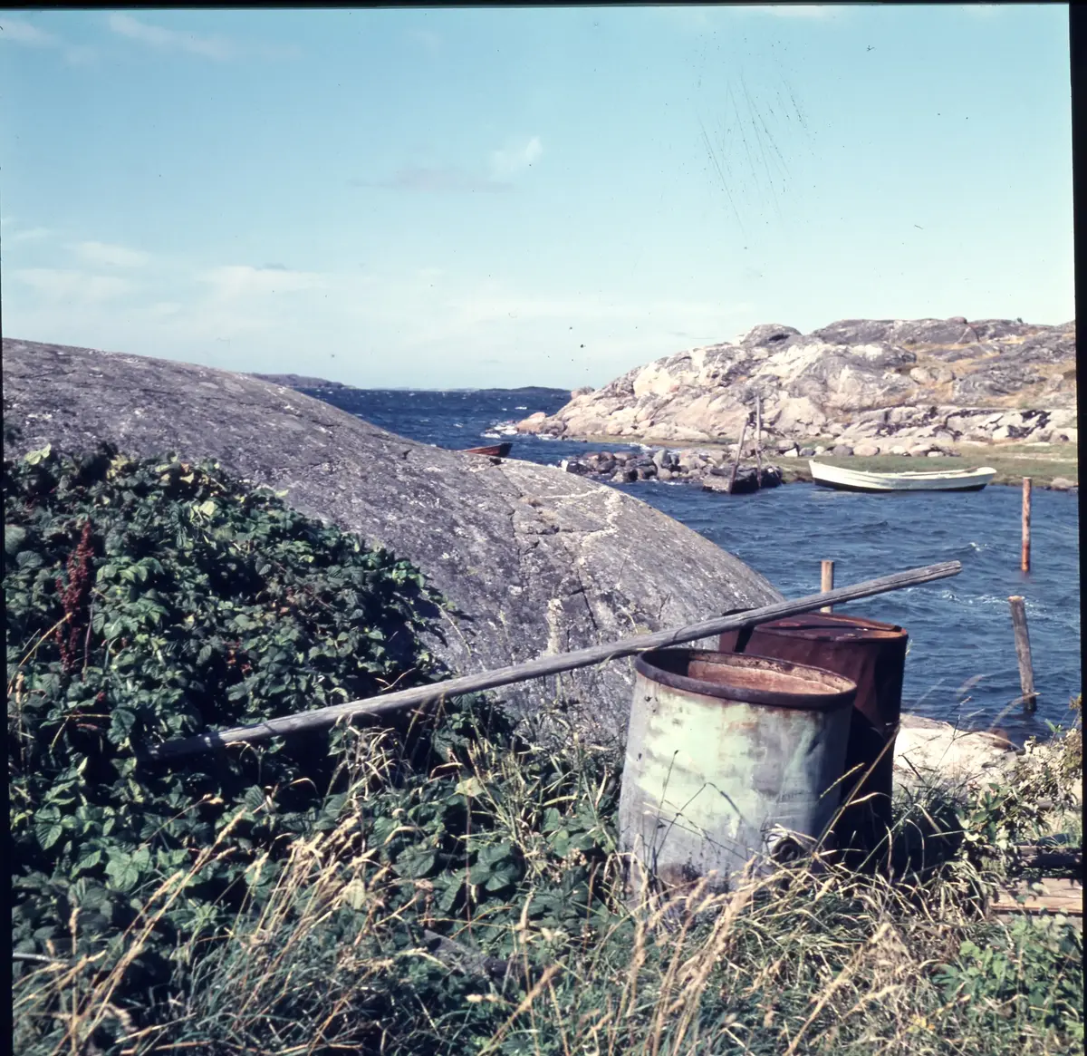 Färgdia: Sol i kölvatten. Hus vid kust. Mot Älvsborgs fästning. Eka i sjö. Halat segel, bergvägg. Vyer. Bergmönster. Par på strand. Sandmönster. Gerlesborg. Kolhättan(?). Solnedgång över havet. Bärnsten(??) och glas. Stenstrand. Nedisad kust, Tjörn. Musselskal. Lavar, posthornssnäcka. Fiskebod, strandväxter. Moln. Hästar betar, vy mot Älvsborgs fästning. Två i kajak. Snö. Kustbåt. Roende. Brygga i dis. Pojke vid eka, vy. Sandstrand med vågor, Hirthals, fiskare går. Musslor, tång, stenar. Söt vik. Hed. Ror eka i sund. Med fiskeläge och segelfartyg. Småbåtshamn, vy.