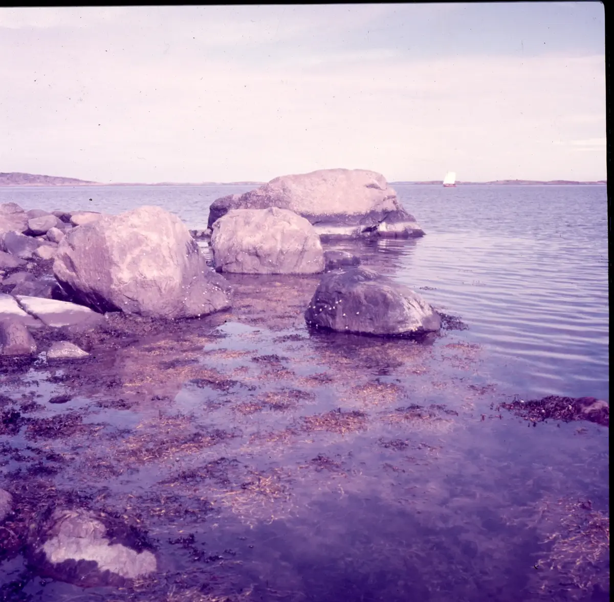 Färgdia: Sol i kölvatten. Hus vid kust. Mot Älvsborgs fästning. Eka i sjö. Halat segel, bergvägg. Vyer. Bergmönster. Par på strand. Sandmönster. Gerlesborg. Kolhättan(?). Solnedgång över havet. Bärnsten(??) och glas. Stenstrand. Nedisad kust, Tjörn. Musselskal. Lavar, posthornssnäcka. Fiskebod, strandväxter. Moln. Hästar betar, vy mot Älvsborgs fästning. Två i kajak. Snö. Kustbåt. Roende. Brygga i dis. Pojke vid eka, vy. Sandstrand med vågor, Hirthals, fiskare går. Musslor, tång, stenar. Söt vik. Hed. Ror eka i sund. Med fiskeläge och segelfartyg. Småbåtshamn, vy.