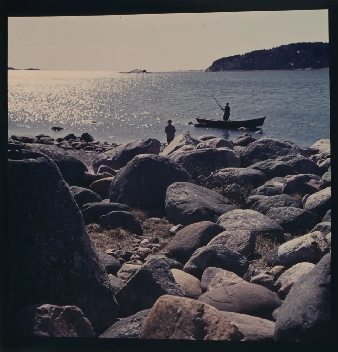 Färgdia: Sol i kölvatten. Hus vid kust. Mot Älvsborgs fästning. Eka i sjö. Halat segel, bergvägg. Vyer. Bergmönster. Par på strand. Sandmönster. Gerlesborg. Kolhättan(?). Solnedgång över havet. Bärnsten(??) och glas. Stenstrand. Nedisad kust, Tjörn. Musselskal. Lavar, posthornssnäcka. Fiskebod, strandväxter. Moln. Hästar betar, vy mot Älvsborgs fästning. Två i kajak. Snö. Kustbåt. Roende. Brygga i dis. Pojke vid eka, vy. Sandstrand med vågor, Hirthals, fiskare går. Musslor, tång, stenar. Söt vik. Hed. Ror eka i sund. Med fiskeläge och segelfartyg. Småbåtshamn, vy.