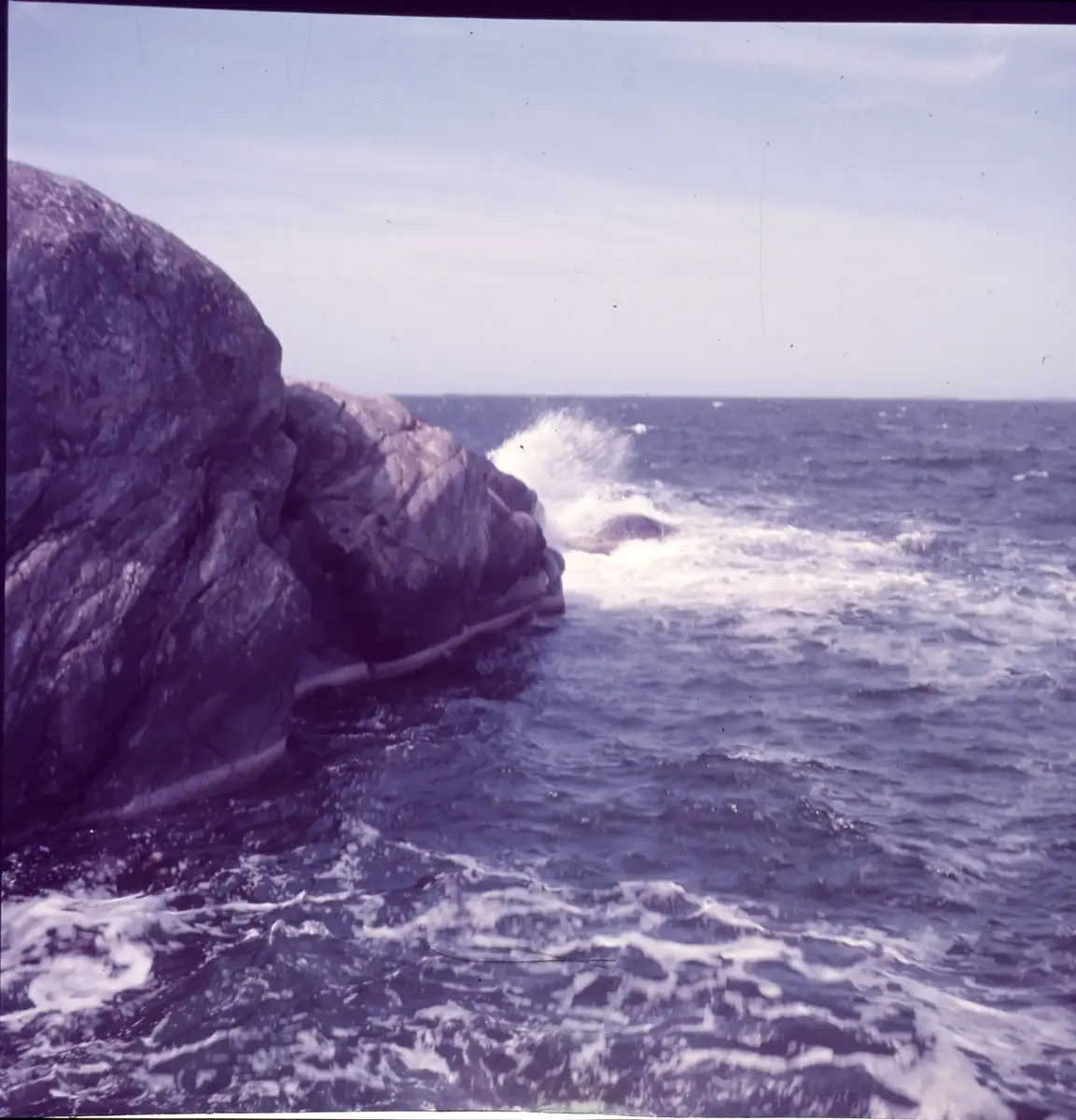 Färgdia: Sol i kölvatten. Hus vid kust. Mot Älvsborgs fästning. Eka i sjö. Halat segel, bergvägg. Vyer. Bergmönster. Par på strand. Sandmönster. Gerlesborg. Kolhättan(?). Solnedgång över havet. Bärnsten(??) och glas. Stenstrand. Nedisad kust, Tjörn. Musselskal. Lavar, posthornssnäcka. Fiskebod, strandväxter. Moln. Hästar betar, vy mot Älvsborgs fästning. Två i kajak. Snö. Kustbåt. Roende. Brygga i dis. Pojke vid eka, vy. Sandstrand med vågor, Hirthals, fiskare går. Musslor, tång, stenar. Söt vik. Hed. Ror eka i sund. Med fiskeläge och segelfartyg. Småbåtshamn, vy.
