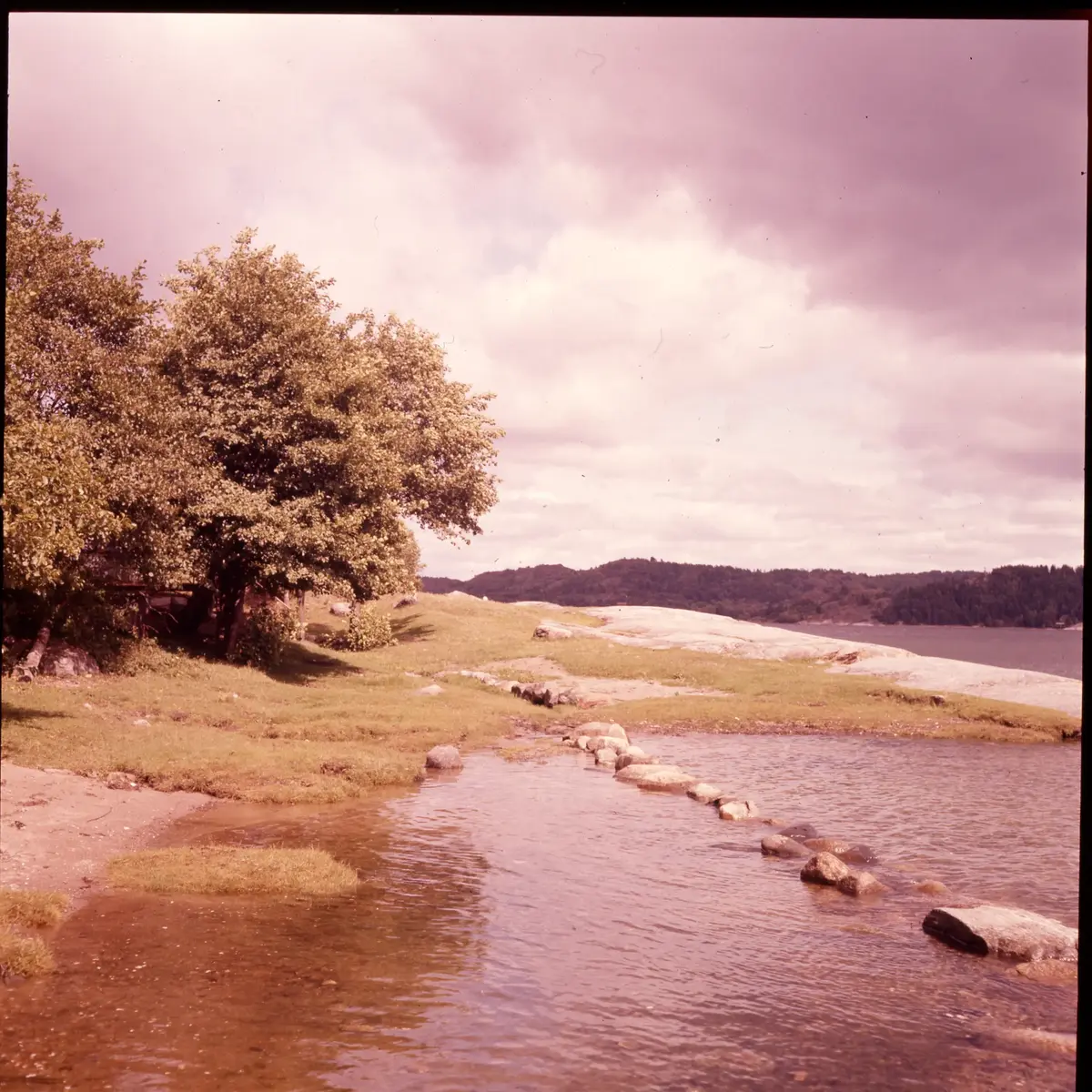 Färgdia: Sol i kölvatten. Hus vid kust. Mot Älvsborgs fästning. Eka i sjö. Halat segel, bergvägg. Vyer. Bergmönster. Par på strand. Sandmönster. Gerlesborg. Kolhättan(?). Solnedgång över havet. Bärnsten(??) och glas. Stenstrand. Nedisad kust, Tjörn. Musselskal. Lavar, posthornssnäcka. Fiskebod, strandväxter. Moln. Hästar betar, vy mot Älvsborgs fästning. Två i kajak. Snö. Kustbåt. Roende. Brygga i dis. Pojke vid eka, vy. Sandstrand med vågor, Hirthals, fiskare går. Musslor, tång, stenar. Söt vik. Hed. Ror eka i sund. Med fiskeläge och segelfartyg. Småbåtshamn, vy.