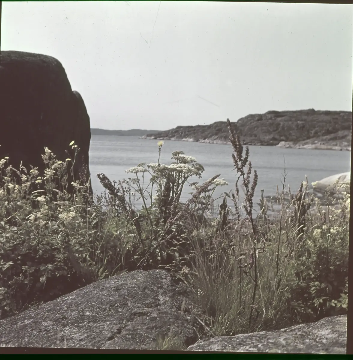 Färgdia: Sol i kölvatten. Hus vid kust. Mot Älvsborgs fästning. Eka i sjö. Halat segel, bergvägg. Vyer. Bergmönster. Par på strand. Sandmönster. Gerlesborg. Kolhättan(?). Solnedgång över havet. Bärnsten(??) och glas. Stenstrand. Nedisad kust, Tjörn. Musselskal. Lavar, posthornssnäcka. Fiskebod, strandväxter. Moln. Hästar betar, vy mot Älvsborgs fästning. Två i kajak. Snö. Kustbåt. Roende. Brygga i dis. Pojke vid eka, vy. Sandstrand med vågor, Hirthals, fiskare går. Musslor, tång, stenar. Söt vik. Hed. Ror eka i sund. Med fiskeläge och segelfartyg. Småbåtshamn, vy.