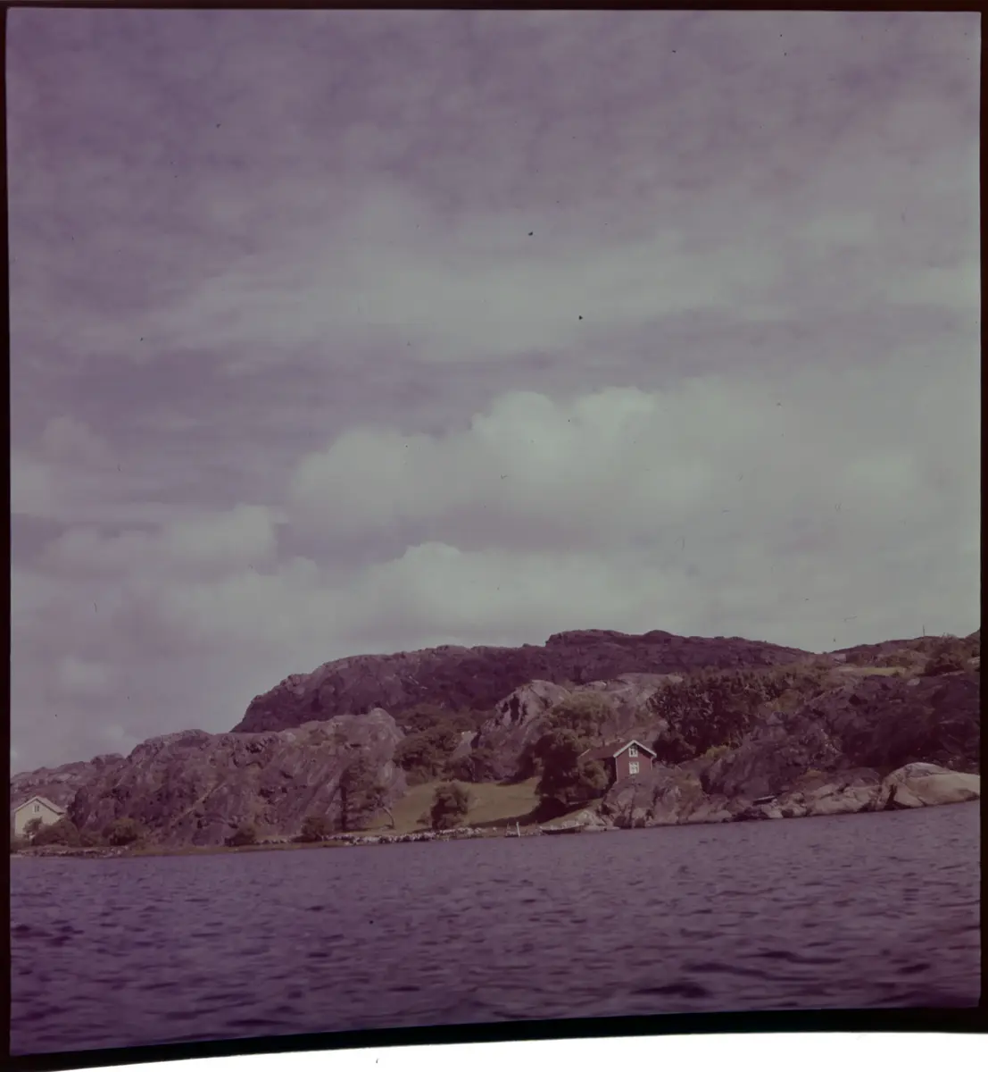 Färgdia: Sol i kölvatten. Hus vid kust. Mot Älvsborgs fästning. Eka i sjö. Halat segel, bergvägg. Vyer. Bergmönster. Par på strand. Sandmönster. Gerlesborg. Kolhättan(?). Solnedgång över havet. Bärnsten(??) och glas. Stenstrand. Nedisad kust, Tjörn. Musselskal. Lavar, posthornssnäcka. Fiskebod, strandväxter. Moln. Hästar betar, vy mot Älvsborgs fästning. Två i kajak. Snö. Kustbåt. Roende. Brygga i dis. Pojke vid eka, vy. Sandstrand med vågor, Hirthals, fiskare går. Musslor, tång, stenar. Söt vik. Hed. Ror eka i sund. Med fiskeläge och segelfartyg. Småbåtshamn, vy.