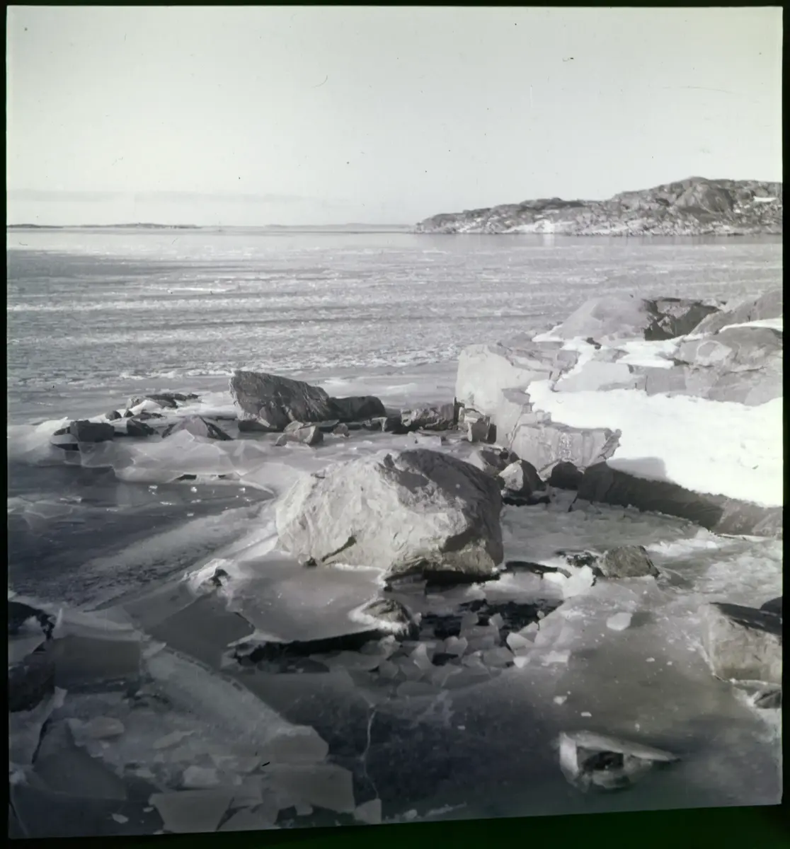 Färgdia: Sol i kölvatten. Hus vid kust. Mot Älvsborgs fästning. Eka i sjö. Halat segel, bergvägg. Vyer. Bergmönster. Par på strand. Sandmönster. Gerlesborg. Kolhättan(?). Solnedgång över havet. Bärnsten(??) och glas. Stenstrand. Nedisad kust, Tjörn. Musselskal. Lavar, posthornssnäcka. Fiskebod, strandväxter. Moln. Hästar betar, vy mot Älvsborgs fästning. Två i kajak. Snö. Kustbåt. Roende. Brygga i dis. Pojke vid eka, vy. Sandstrand med vågor, Hirthals, fiskare går. Musslor, tång, stenar. Söt vik. Hed. Ror eka i sund. Med fiskeläge och segelfartyg. Småbåtshamn, vy.