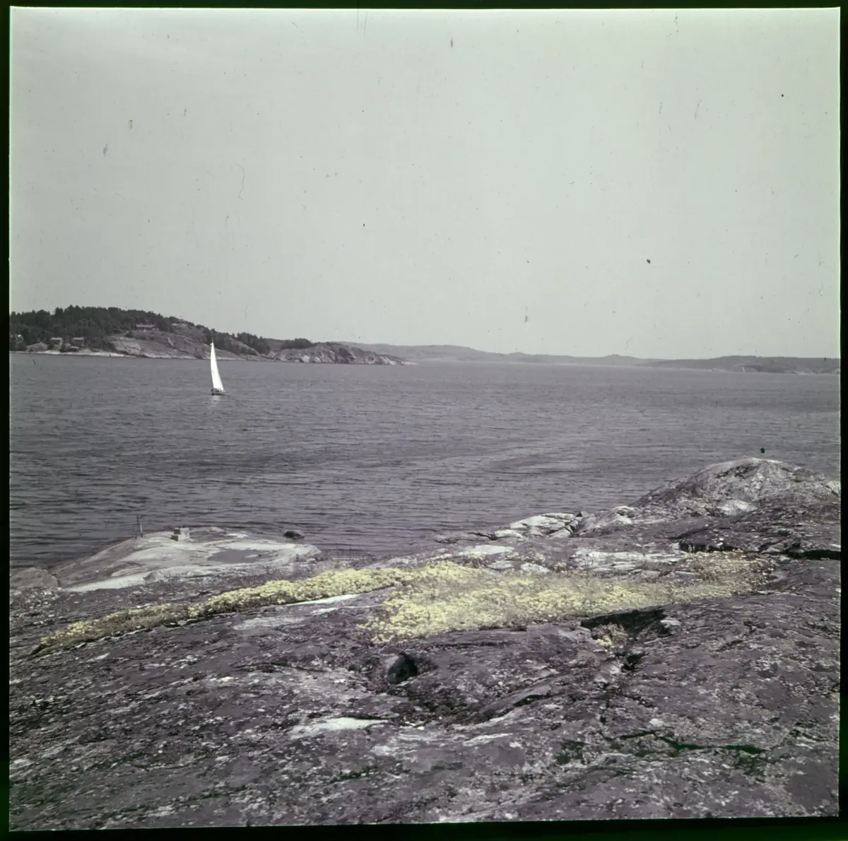 Färgdia: Sol i kölvatten. Hus vid kust. Mot Älvsborgs fästning. Eka i sjö. Halat segel, bergvägg. Vyer. Bergmönster. Par på strand. Sandmönster. Gerlesborg. Kolhättan(?). Solnedgång över havet. Bärnsten(??) och glas. Stenstrand. Nedisad kust, Tjörn. Musselskal. Lavar, posthornssnäcka. Fiskebod, strandväxter. Moln. Hästar betar, vy mot Älvsborgs fästning. Två i kajak. Snö. Kustbåt. Roende. Brygga i dis. Pojke vid eka, vy. Sandstrand med vågor, Hirthals, fiskare går. Musslor, tång, stenar. Söt vik. Hed. Ror eka i sund. Med fiskeläge och segelfartyg. Småbåtshamn, vy.