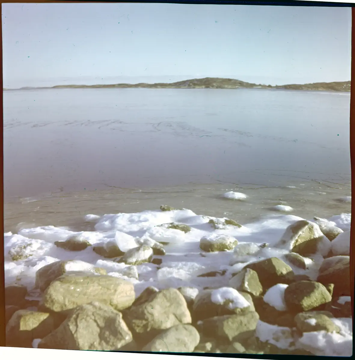Färgdia: Sol i kölvatten. Hus vid kust. Mot Älvsborgs fästning. Eka i sjö. Halat segel, bergvägg. Vyer. Bergmönster. Par på strand. Sandmönster. Gerlesborg. Kolhättan(?). Solnedgång över havet. Bärnsten(??) och glas. Stenstrand. Nedisad kust, Tjörn. Musselskal. Lavar, posthornssnäcka. Fiskebod, strandväxter. Moln. Hästar betar, vy mot Älvsborgs fästning. Två i kajak. Snö. Kustbåt. Roende. Brygga i dis. Pojke vid eka, vy. Sandstrand med vågor, Hirthals, fiskare går. Musslor, tång, stenar. Söt vik. Hed. Ror eka i sund. Med fiskeläge och segelfartyg. Småbåtshamn, vy.