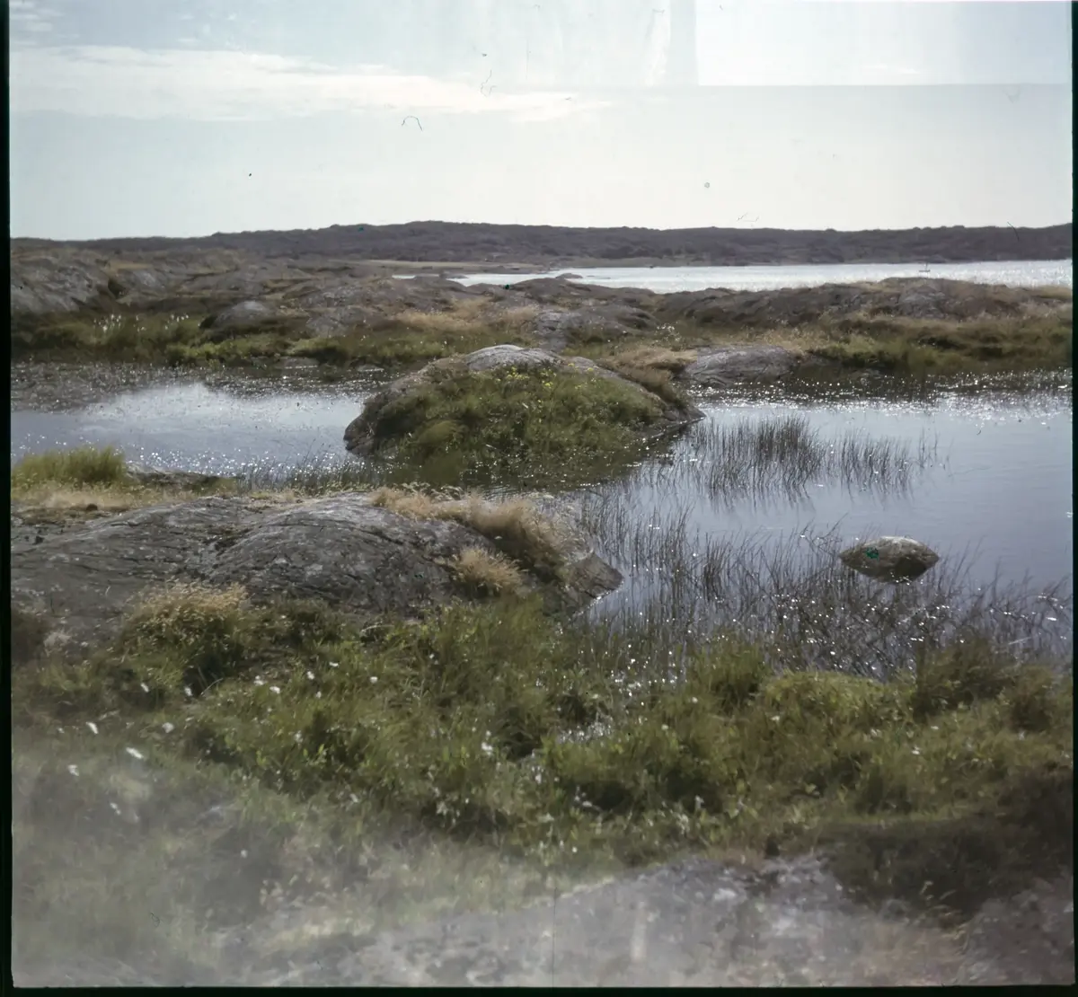 Färgdia: Sol i kölvatten. Hus vid kust. Mot Älvsborgs fästning. Eka i sjö. Halat segel, bergvägg. Vyer. Bergmönster. Par på strand. Sandmönster. Gerlesborg. Kolhättan(?). Solnedgång över havet. Bärnsten(??) och glas. Stenstrand. Nedisad kust, Tjörn. Musselskal. Lavar, posthornssnäcka. Fiskebod, strandväxter. Moln. Hästar betar, vy mot Älvsborgs fästning. Två i kajak. Snö. Kustbåt. Roende. Brygga i dis. Pojke vid eka, vy. Sandstrand med vågor, Hirthals, fiskare går. Musslor, tång, stenar. Söt vik. Hed. Ror eka i sund. Med fiskeläge och segelfartyg. Småbåtshamn, vy.