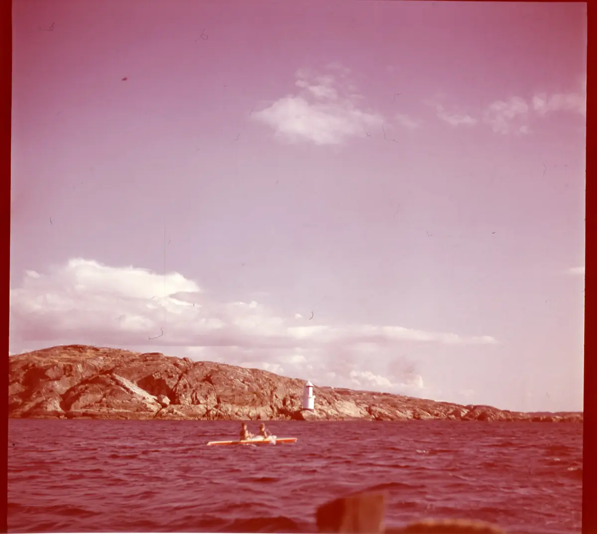 Färgdia: Sol i kölvatten. Hus vid kust. Mot Älvsborgs fästning. Eka i sjö. Halat segel, bergvägg. Vyer. Bergmönster. Par på strand. Sandmönster. Gerlesborg. Kolhättan(?). Solnedgång över havet. Bärnsten(??) och glas. Stenstrand. Nedisad kust, Tjörn. Musselskal. Lavar, posthornssnäcka. Fiskebod, strandväxter. Moln. Hästar betar, vy mot Älvsborgs fästning. Två i kajak. Snö. Kustbåt. Roende. Brygga i dis. Pojke vid eka, vy. Sandstrand med vågor, Hirthals, fiskare går. Musslor, tång, stenar. Söt vik. Hed. Ror eka i sund. Med fiskeläge och segelfartyg. Småbåtshamn, vy.