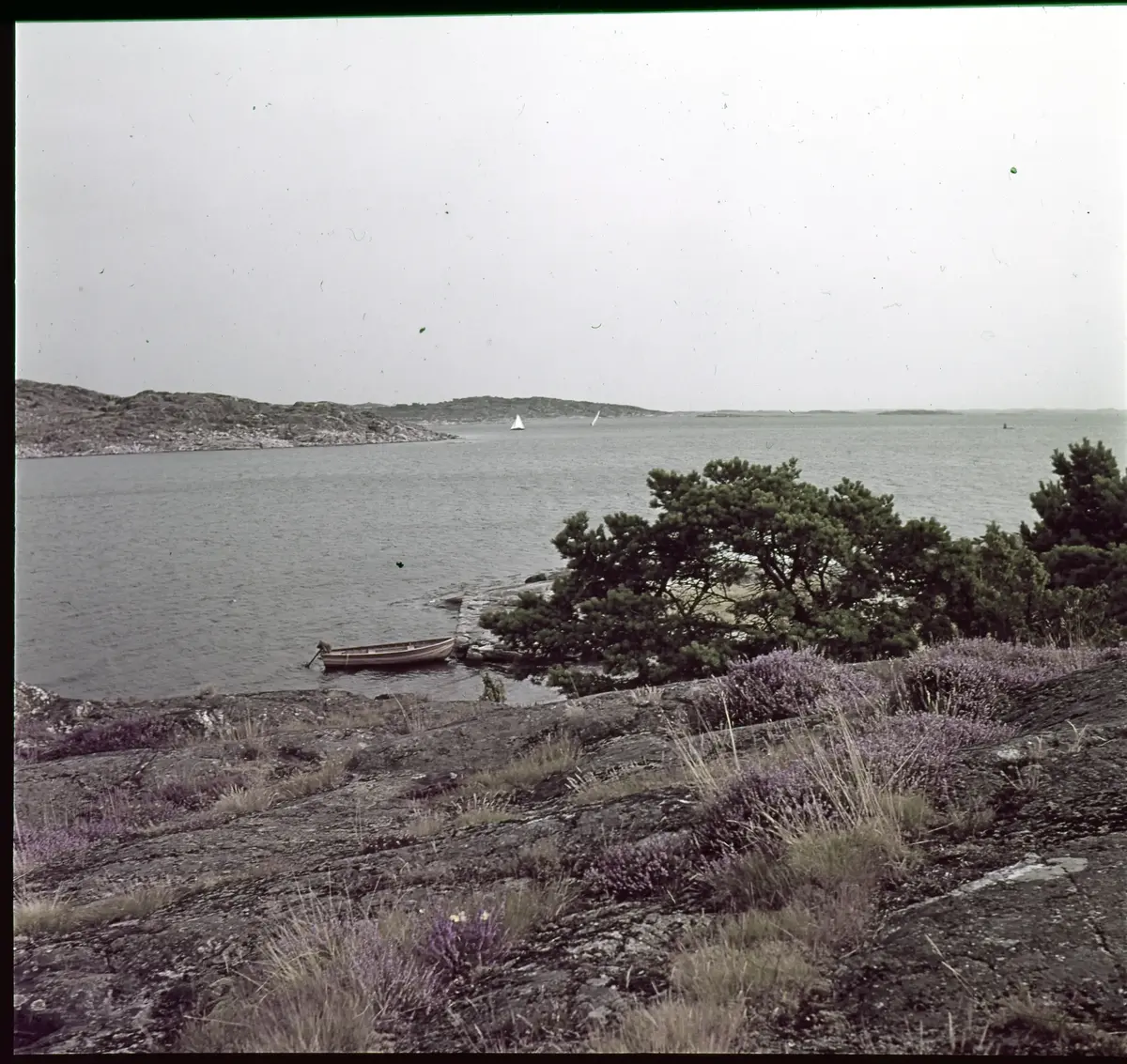 Färgdia: Sol i kölvatten. Hus vid kust. Mot Älvsborgs fästning. Eka i sjö. Halat segel, bergvägg. Vyer. Bergmönster. Par på strand. Sandmönster. Gerlesborg. Kolhättan(?). Solnedgång över havet. Bärnsten(??) och glas. Stenstrand. Nedisad kust, Tjörn. Musselskal. Lavar, posthornssnäcka. Fiskebod, strandväxter. Moln. Hästar betar, vy mot Älvsborgs fästning. Två i kajak. Snö. Kustbåt. Roende. Brygga i dis. Pojke vid eka, vy. Sandstrand med vågor, Hirthals, fiskare går. Musslor, tång, stenar. Söt vik. Hed. Ror eka i sund. Med fiskeläge och segelfartyg. Småbåtshamn, vy.
