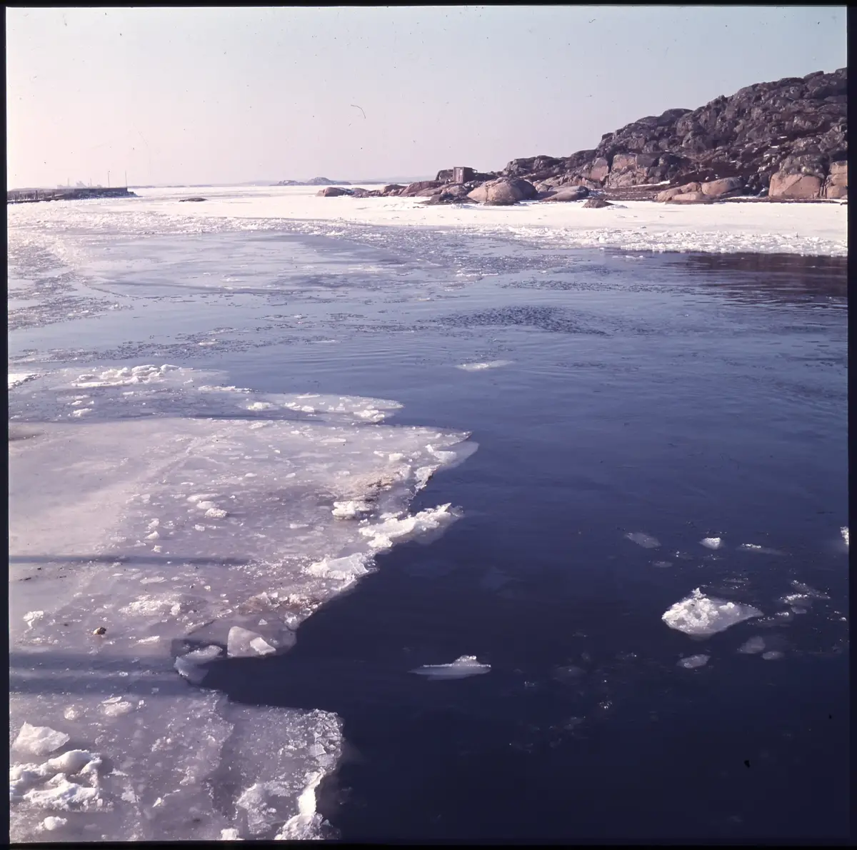Färgdia: Sol i kölvatten. Hus vid kust. Mot Älvsborgs fästning. Eka i sjö. Halat segel, bergvägg. Vyer. Bergmönster. Par på strand. Sandmönster. Gerlesborg. Kolhättan(?). Solnedgång över havet. Bärnsten(??) och glas. Stenstrand. Nedisad kust, Tjörn. Musselskal. Lavar, posthornssnäcka. Fiskebod, strandväxter. Moln. Hästar betar, vy mot Älvsborgs fästning. Två i kajak. Snö. Kustbåt. Roende. Brygga i dis. Pojke vid eka, vy. Sandstrand med vågor, Hirthals, fiskare går. Musslor, tång, stenar. Söt vik. Hed. Ror eka i sund. Med fiskeläge och segelfartyg. Småbåtshamn, vy.