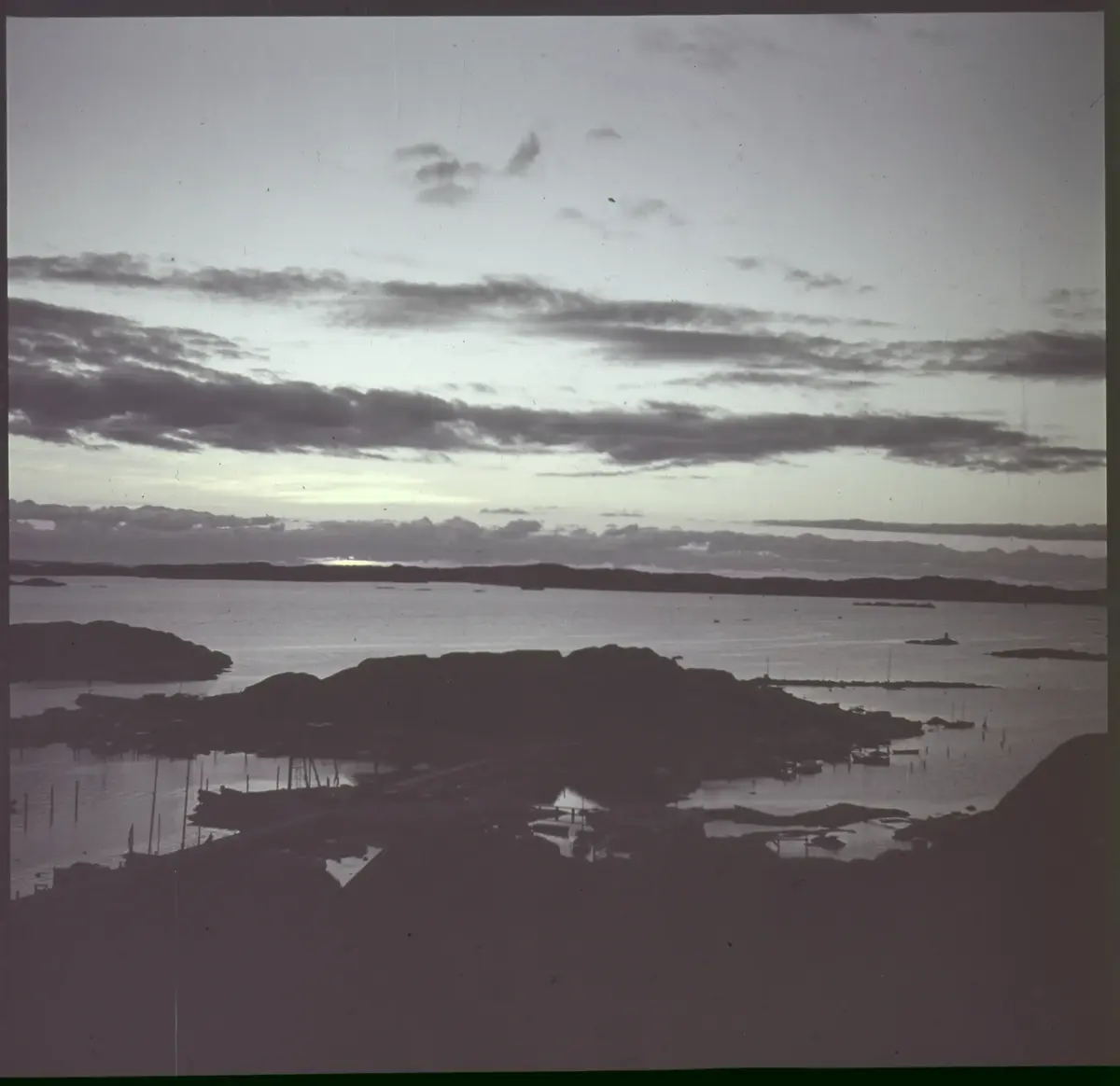 Färgdia: Sol i kölvatten. Hus vid kust. Mot Älvsborgs fästning. Eka i sjö. Halat segel, bergvägg. Vyer. Bergmönster. Par på strand. Sandmönster. Gerlesborg. Kolhättan(?). Solnedgång över havet. Bärnsten(??) och glas. Stenstrand. Nedisad kust, Tjörn. Musselskal. Lavar, posthornssnäcka. Fiskebod, strandväxter. Moln. Hästar betar, vy mot Älvsborgs fästning. Två i kajak. Snö. Kustbåt. Roende. Brygga i dis. Pojke vid eka, vy. Sandstrand med vågor, Hirthals, fiskare går. Musslor, tång, stenar. Söt vik. Hed. Ror eka i sund. Med fiskeläge och segelfartyg. Småbåtshamn, vy.