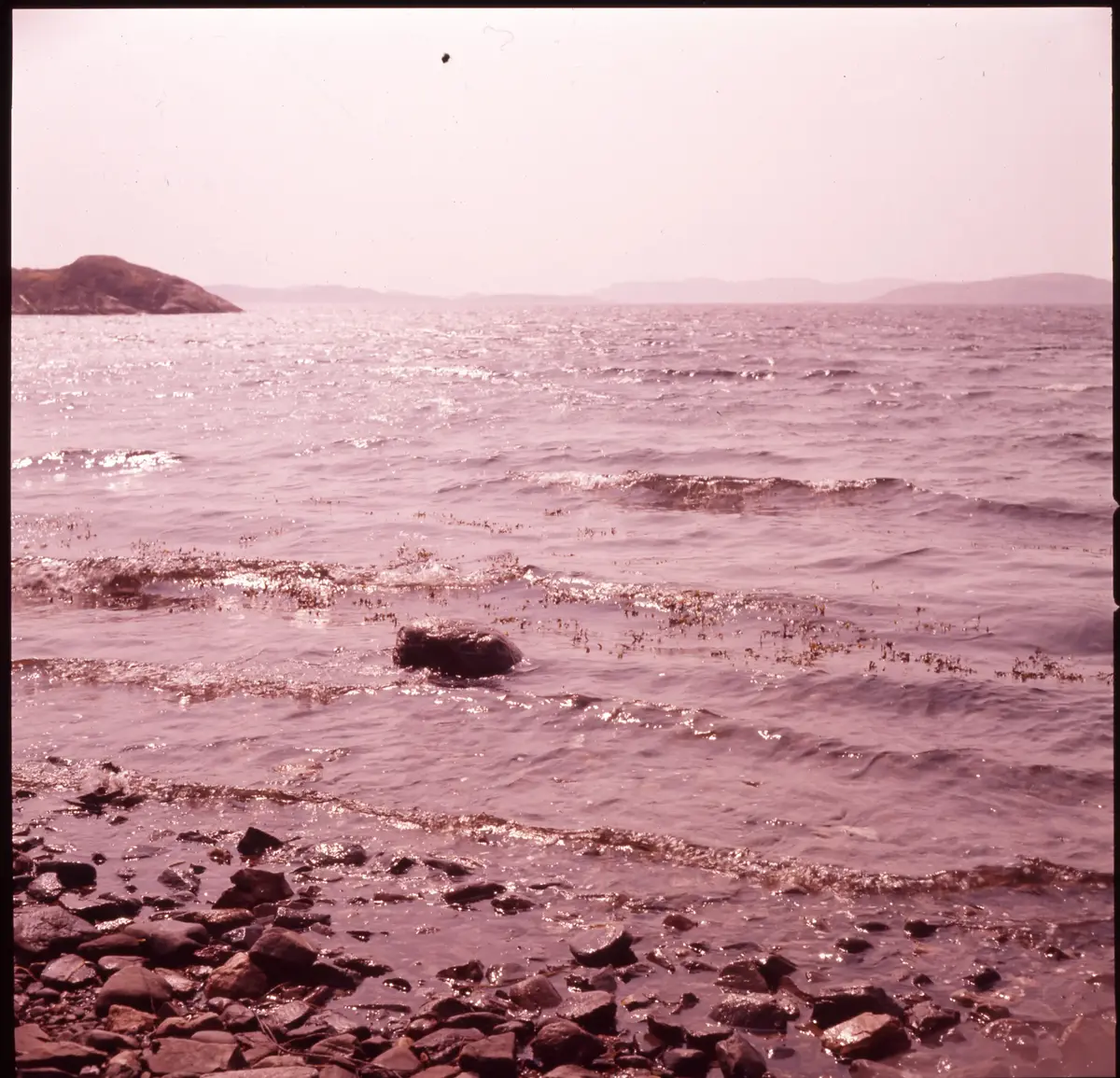 Färgdia: Sol i kölvatten. Hus vid kust. Mot Älvsborgs fästning. Eka i sjö. Halat segel, bergvägg. Vyer. Bergmönster. Par på strand. Sandmönster. Gerlesborg. Kolhättan(?). Solnedgång över havet. Bärnsten(??) och glas. Stenstrand. Nedisad kust, Tjörn. Musselskal. Lavar, posthornssnäcka. Fiskebod, strandväxter. Moln. Hästar betar, vy mot Älvsborgs fästning. Två i kajak. Snö. Kustbåt. Roende. Brygga i dis. Pojke vid eka, vy. Sandstrand med vågor, Hirthals, fiskare går. Musslor, tång, stenar. Söt vik. Hed. Ror eka i sund. Med fiskeläge och segelfartyg. Småbåtshamn, vy.