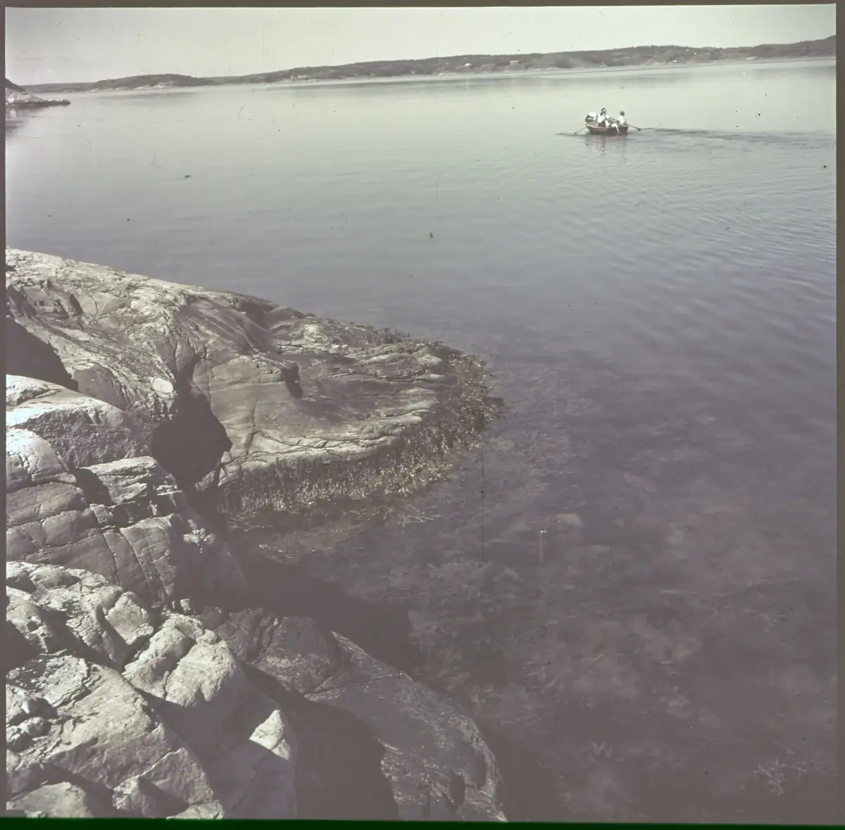 Färgdia: Sol i kölvatten. Hus vid kust. Mot Älvsborgs fästning. Eka i sjö. Halat segel, bergvägg. Vyer. Bergmönster. Par på strand. Sandmönster. Gerlesborg. Kolhättan(?). Solnedgång över havet. Bärnsten(??) och glas. Stenstrand. Nedisad kust, Tjörn. Musselskal. Lavar, posthornssnäcka. Fiskebod, strandväxter. Moln. Hästar betar, vy mot Älvsborgs fästning. Två i kajak. Snö. Kustbåt. Roende. Brygga i dis. Pojke vid eka, vy. Sandstrand med vågor, Hirthals, fiskare går. Musslor, tång, stenar. Söt vik. Hed. Ror eka i sund. Med fiskeläge och segelfartyg. Småbåtshamn, vy.