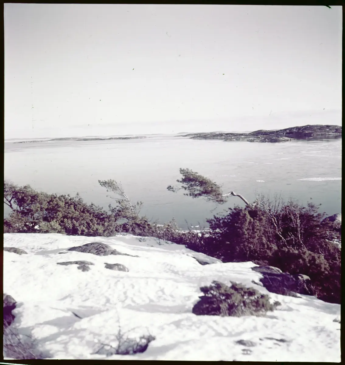 Färgdia: Sol i kölvatten. Hus vid kust. Mot Älvsborgs fästning. Eka i sjö. Halat segel, bergvägg. Vyer. Bergmönster. Par på strand. Sandmönster. Gerlesborg. Kolhättan(?). Solnedgång över havet. Bärnsten(??) och glas. Stenstrand. Nedisad kust, Tjörn. Musselskal. Lavar, posthornssnäcka. Fiskebod, strandväxter. Moln. Hästar betar, vy mot Älvsborgs fästning. Två i kajak. Snö. Kustbåt. Roende. Brygga i dis. Pojke vid eka, vy. Sandstrand med vågor, Hirthals, fiskare går. Musslor, tång, stenar. Söt vik. Hed. Ror eka i sund. Med fiskeläge och segelfartyg. Småbåtshamn, vy.