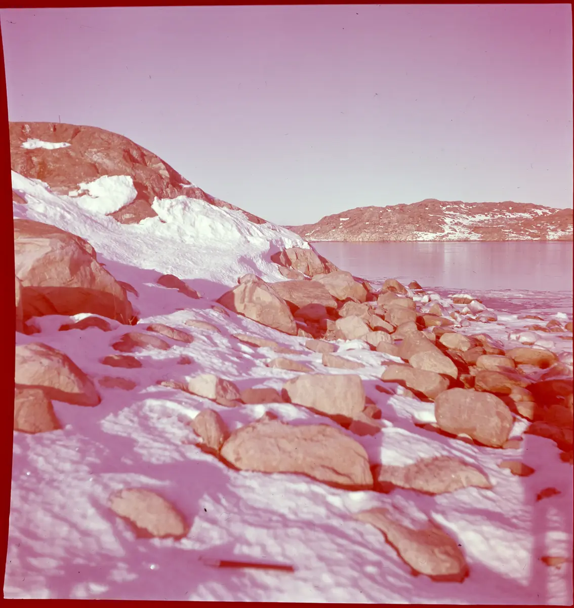 Färgdia: Sol i kölvatten. Hus vid kust. Mot Älvsborgs fästning. Eka i sjö. Halat segel, bergvägg. Vyer. Bergmönster. Par på strand. Sandmönster. Gerlesborg. Kolhättan(?). Solnedgång över havet. Bärnsten(??) och glas. Stenstrand. Nedisad kust, Tjörn. Musselskal. Lavar, posthornssnäcka. Fiskebod, strandväxter. Moln. Hästar betar, vy mot Älvsborgs fästning. Två i kajak. Snö. Kustbåt. Roende. Brygga i dis. Pojke vid eka, vy. Sandstrand med vågor, Hirthals, fiskare går. Musslor, tång, stenar. Söt vik. Hed. Ror eka i sund. Med fiskeläge och segelfartyg. Småbåtshamn, vy.