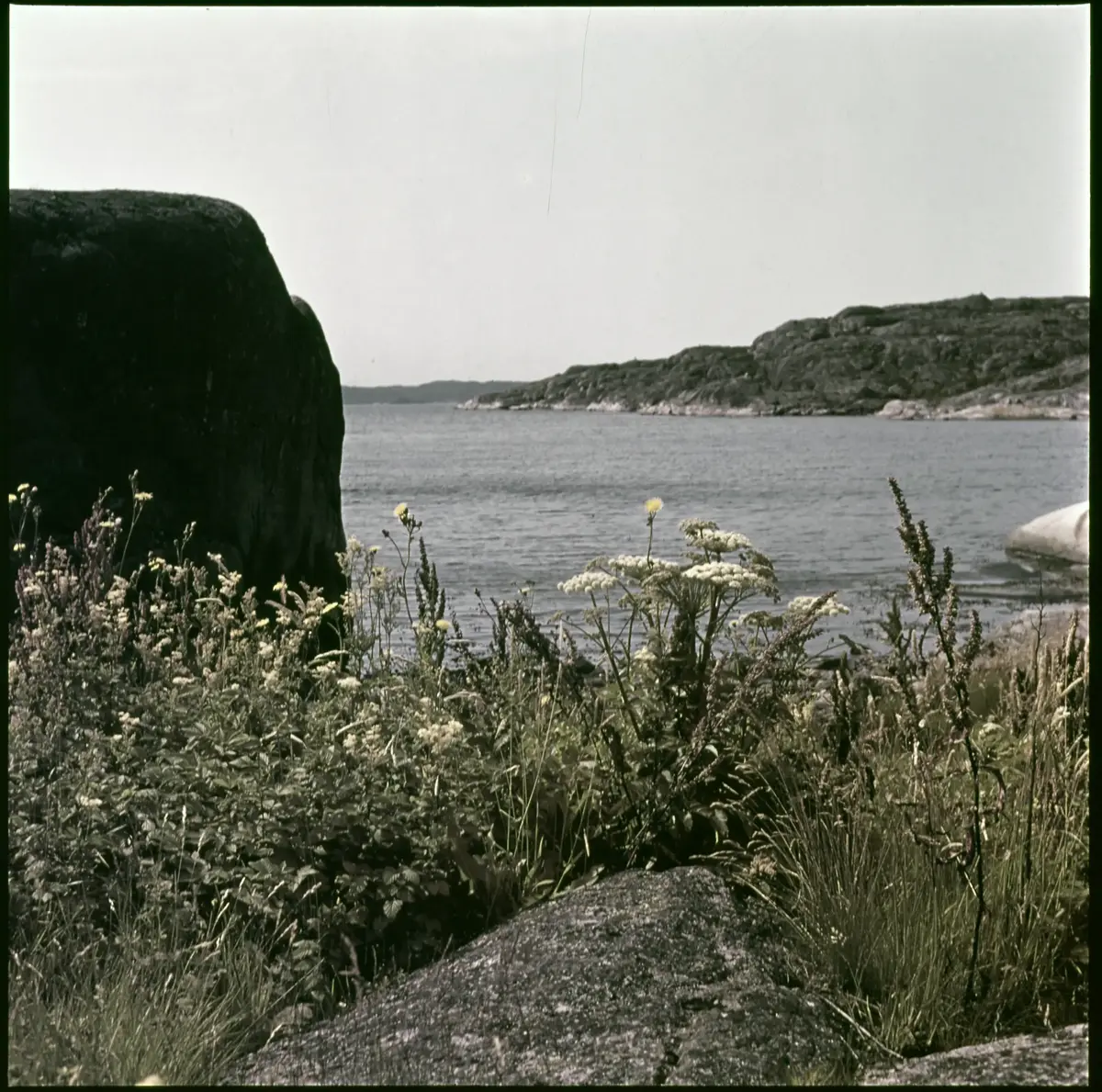 Färgdia: Sol i kölvatten. Hus vid kust. Mot Älvsborgs fästning. Eka i sjö. Halat segel, bergvägg. Vyer. Bergmönster. Par på strand. Sandmönster. Gerlesborg. Kolhättan(?). Solnedgång över havet. Bärnsten(??) och glas. Stenstrand. Nedisad kust, Tjörn. Musselskal. Lavar, posthornssnäcka. Fiskebod, strandväxter. Moln. Hästar betar, vy mot Älvsborgs fästning. Två i kajak. Snö. Kustbåt. Roende. Brygga i dis. Pojke vid eka, vy. Sandstrand med vågor, Hirthals, fiskare går. Musslor, tång, stenar. Söt vik. Hed. Ror eka i sund. Med fiskeläge och segelfartyg. Småbåtshamn, vy.
