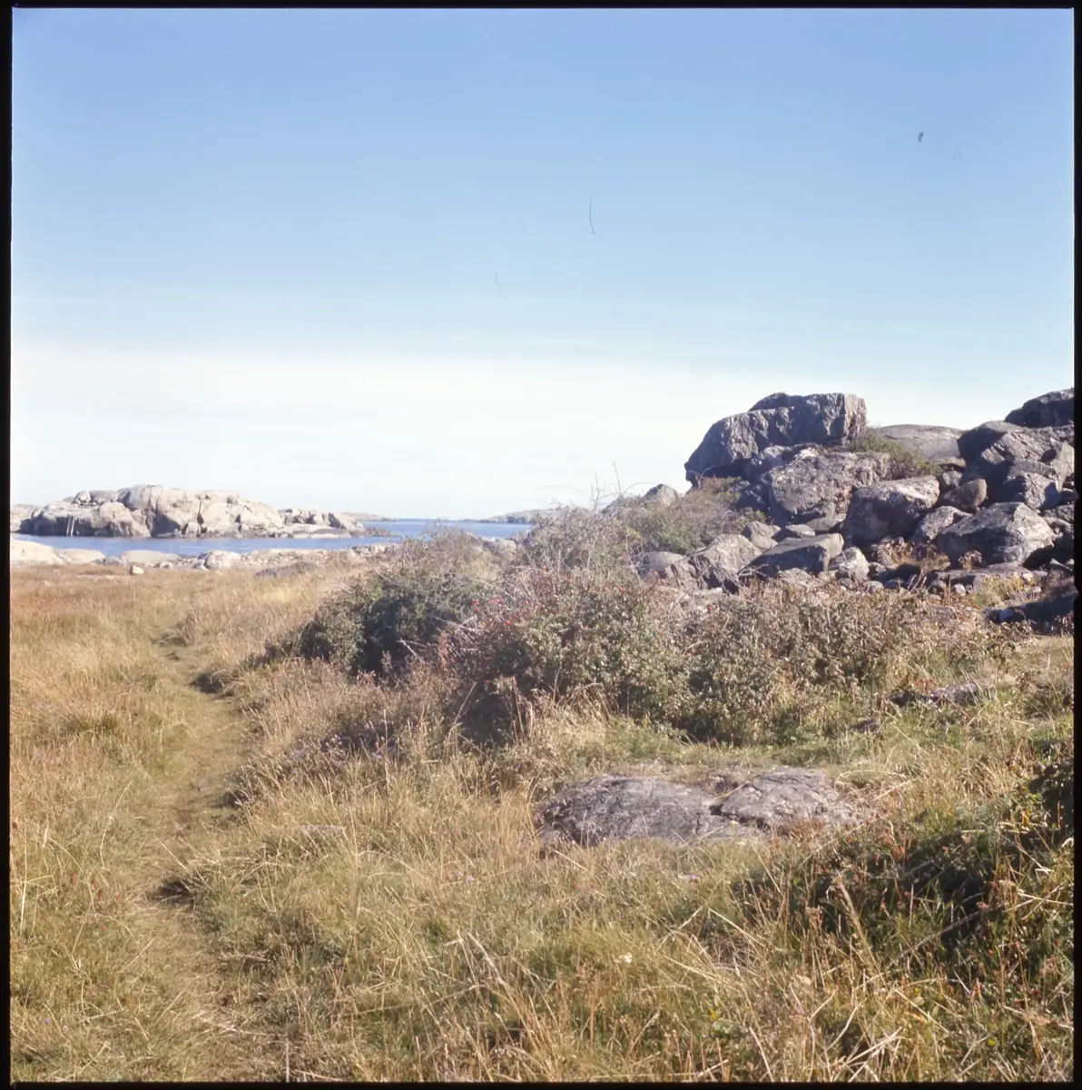 Färgdia: Sol i kölvatten. Hus vid kust. Mot Älvsborgs fästning. Eka i sjö. Halat segel, bergvägg. Vyer. Bergmönster. Par på strand. Sandmönster. Gerlesborg. Kolhättan(?). Solnedgång över havet. Bärnsten(??) och glas. Stenstrand. Nedisad kust, Tjörn. Musselskal. Lavar, posthornssnäcka. Fiskebod, strandväxter. Moln. Hästar betar, vy mot Älvsborgs fästning. Två i kajak. Snö. Kustbåt. Roende. Brygga i dis. Pojke vid eka, vy. Sandstrand med vågor, Hirthals, fiskare går. Musslor, tång, stenar. Söt vik. Hed. Ror eka i sund. Med fiskeläge och segelfartyg. Småbåtshamn, vy.