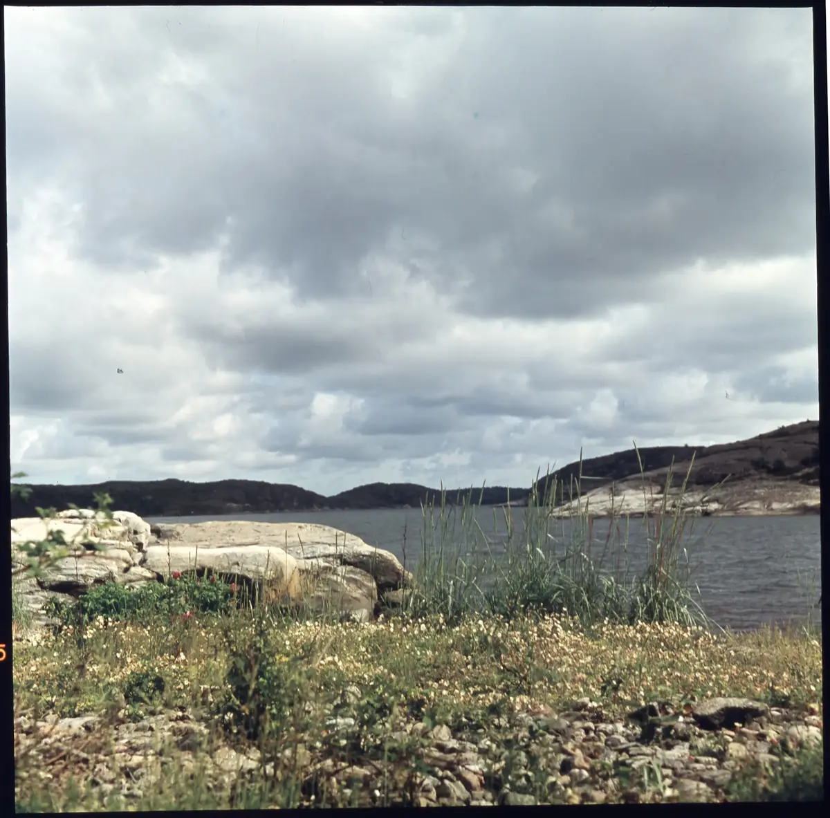 Färgdia: Sol i kölvatten. Hus vid kust. Mot Älvsborgs fästning. Eka i sjö. Halat segel, bergvägg. Vyer. Bergmönster. Par på strand. Sandmönster. Gerlesborg. Kolhättan(?). Solnedgång över havet. Bärnsten(??) och glas. Stenstrand. Nedisad kust, Tjörn. Musselskal. Lavar, posthornssnäcka. Fiskebod, strandväxter. Moln. Hästar betar, vy mot Älvsborgs fästning. Två i kajak. Snö. Kustbåt. Roende. Brygga i dis. Pojke vid eka, vy. Sandstrand med vågor, Hirthals, fiskare går. Musslor, tång, stenar. Söt vik. Hed. Ror eka i sund. Med fiskeläge och segelfartyg. Småbåtshamn, vy.