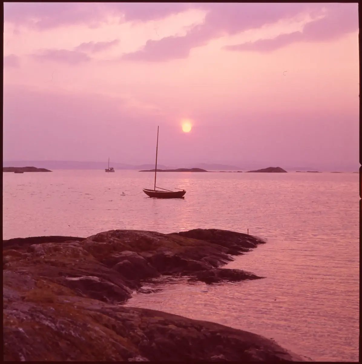 Färgdia: Sol i kölvatten. Hus vid kust. Mot Älvsborgs fästning. Eka i sjö. Halat segel, bergvägg. Vyer. Bergmönster. Par på strand. Sandmönster. Gerlesborg. Kolhättan(?). Solnedgång över havet. Bärnsten(??) och glas. Stenstrand. Nedisad kust, Tjörn. Musselskal. Lavar, posthornssnäcka. Fiskebod, strandväxter. Moln. Hästar betar, vy mot Älvsborgs fästning. Två i kajak. Snö. Kustbåt. Roende. Brygga i dis. Pojke vid eka, vy. Sandstrand med vågor, Hirthals, fiskare går. Musslor, tång, stenar. Söt vik. Hed. Ror eka i sund. Med fiskeläge och segelfartyg. Småbåtshamn, vy.