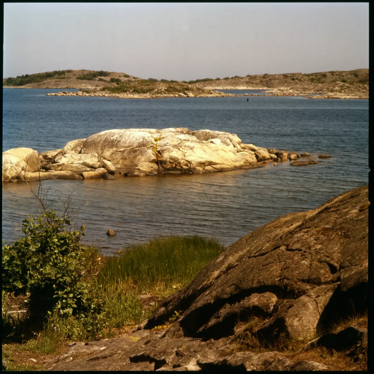 Färgdia: Sol i kölvatten. Hus vid kust. Mot Älvsborgs fästning. Eka i sjö. Halat segel, bergvägg. Vyer. Bergmönster. Par på strand. Sandmönster. Gerlesborg. Kolhättan(?). Solnedgång över havet. Bärnsten(??) och glas. Stenstrand. Nedisad kust, Tjörn. Musselskal. Lavar, posthornssnäcka. Fiskebod, strandväxter. Moln. Hästar betar, vy mot Älvsborgs fästning. Två i kajak. Snö. Kustbåt. Roende. Brygga i dis. Pojke vid eka, vy. Sandstrand med vågor, Hirthals, fiskare går. Musslor, tång, stenar. Söt vik. Hed. Ror eka i sund. Med fiskeläge och segelfartyg. Småbåtshamn, vy.
