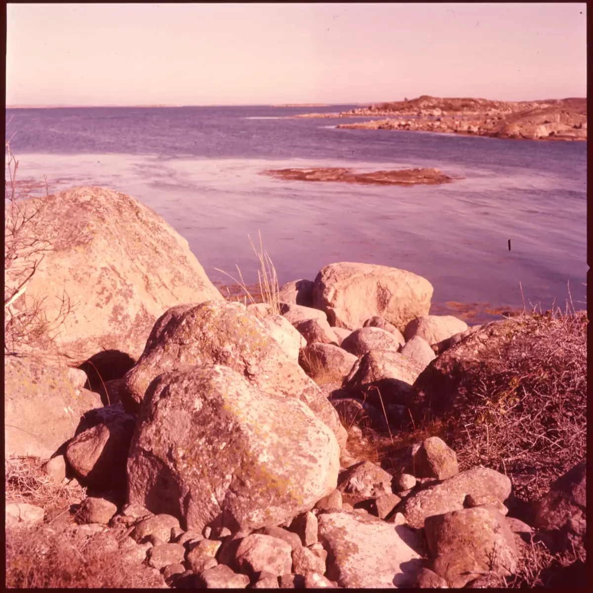Färgdia: Sol i kölvatten. Hus vid kust. Mot Älvsborgs fästning. Eka i sjö. Halat segel, bergvägg. Vyer. Bergmönster. Par på strand. Sandmönster. Gerlesborg. Kolhättan(?). Solnedgång över havet. Bärnsten(??) och glas. Stenstrand. Nedisad kust, Tjörn. Musselskal. Lavar, posthornssnäcka. Fiskebod, strandväxter. Moln. Hästar betar, vy mot Älvsborgs fästning. Två i kajak. Snö. Kustbåt. Roende. Brygga i dis. Pojke vid eka, vy. Sandstrand med vågor, Hirthals, fiskare går. Musslor, tång, stenar. Söt vik. Hed. Ror eka i sund. Med fiskeläge och segelfartyg. Småbåtshamn, vy.