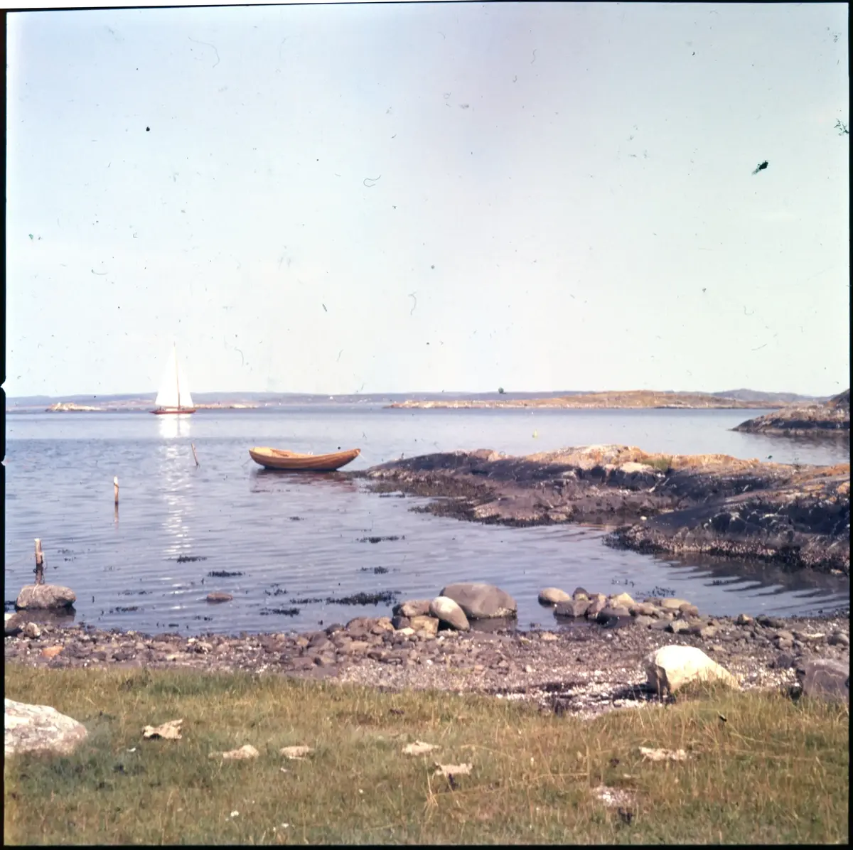 Färgdia: Sol i kölvatten. Hus vid kust. Mot Älvsborgs fästning. Eka i sjö. Halat segel, bergvägg. Vyer. Bergmönster. Par på strand. Sandmönster. Gerlesborg. Kolhättan(?). Solnedgång över havet. Bärnsten(??) och glas. Stenstrand. Nedisad kust, Tjörn. Musselskal. Lavar, posthornssnäcka. Fiskebod, strandväxter. Moln. Hästar betar, vy mot Älvsborgs fästning. Två i kajak. Snö. Kustbåt. Roende. Brygga i dis. Pojke vid eka, vy. Sandstrand med vågor, Hirthals, fiskare går. Musslor, tång, stenar. Söt vik. Hed. Ror eka i sund. Med fiskeläge och segelfartyg. Småbåtshamn, vy.
