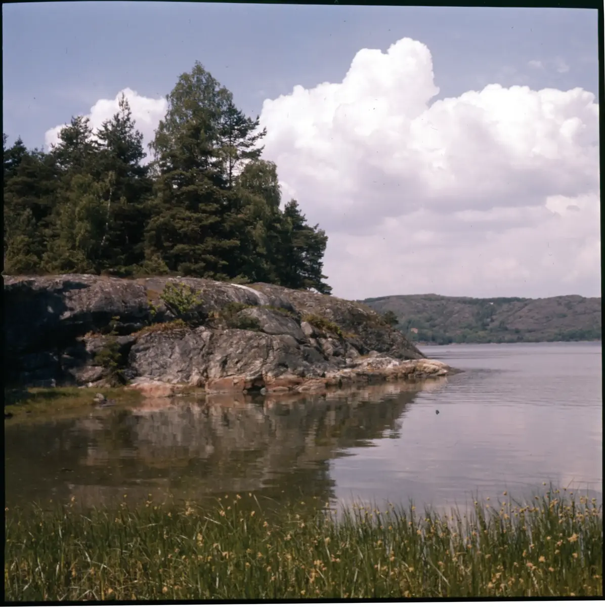 Färgdia: Sol i kölvatten. Hus vid kust. Mot Älvsborgs fästning. Eka i sjö. Halat segel, bergvägg. Vyer. Bergmönster. Par på strand. Sandmönster. Gerlesborg. Kolhättan(?). Solnedgång över havet. Bärnsten(??) och glas. Stenstrand. Nedisad kust, Tjörn. Musselskal. Lavar, posthornssnäcka. Fiskebod, strandväxter. Moln. Hästar betar, vy mot Älvsborgs fästning. Två i kajak. Snö. Kustbåt. Roende. Brygga i dis. Pojke vid eka, vy. Sandstrand med vågor, Hirthals, fiskare går. Musslor, tång, stenar. Söt vik. Hed. Ror eka i sund. Med fiskeläge och segelfartyg. Småbåtshamn, vy.