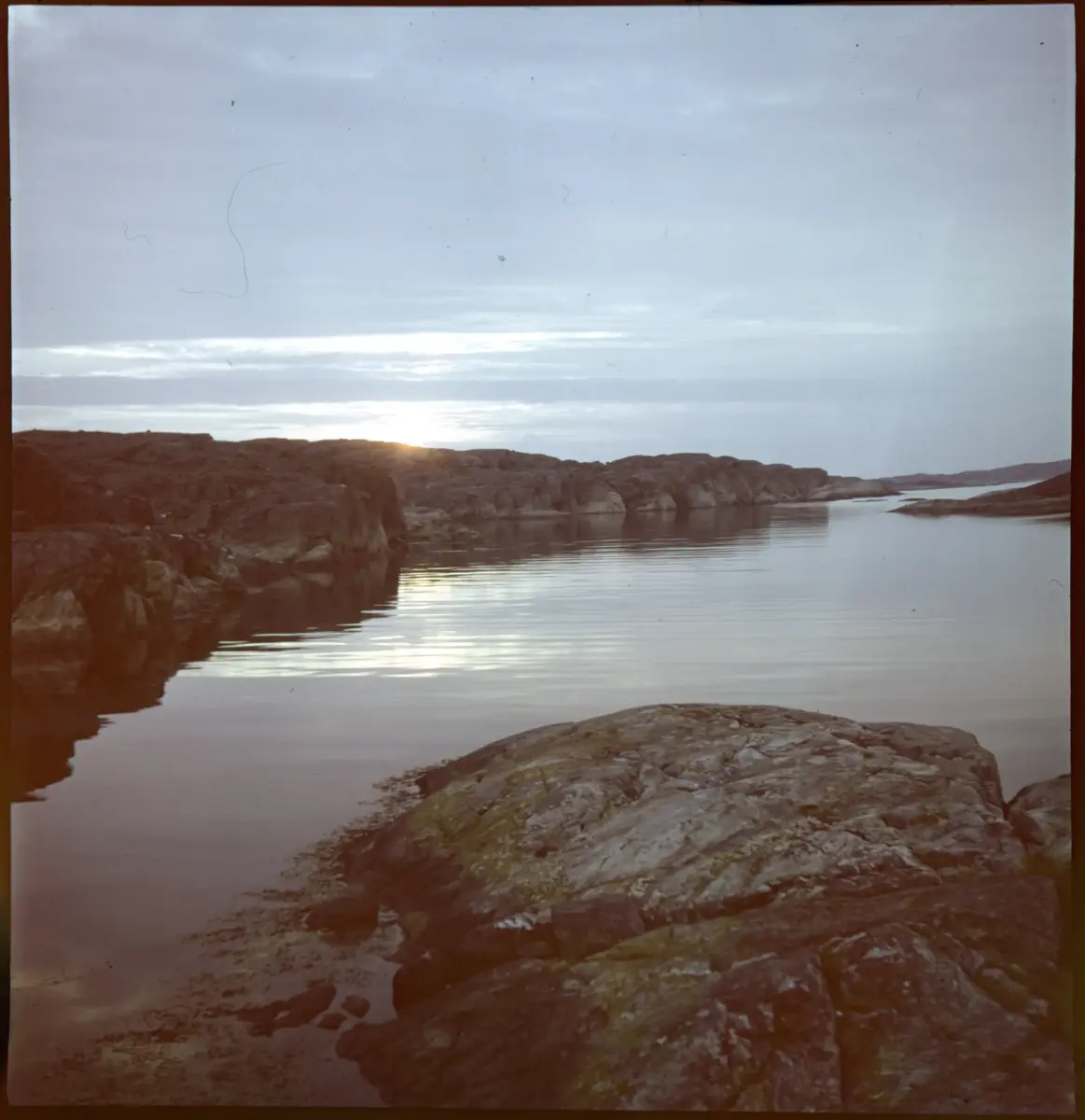 Färgdia: Sol i kölvatten. Hus vid kust. Mot Älvsborgs fästning. Eka i sjö. Halat segel, bergvägg. Vyer. Bergmönster. Par på strand. Sandmönster. Gerlesborg. Kolhättan(?). Solnedgång över havet. Bärnsten(??) och glas. Stenstrand. Nedisad kust, Tjörn. Musselskal. Lavar, posthornssnäcka. Fiskebod, strandväxter. Moln. Hästar betar, vy mot Älvsborgs fästning. Två i kajak. Snö. Kustbåt. Roende. Brygga i dis. Pojke vid eka, vy. Sandstrand med vågor, Hirthals, fiskare går. Musslor, tång, stenar. Söt vik. Hed. Ror eka i sund. Med fiskeläge och segelfartyg. Småbåtshamn, vy.