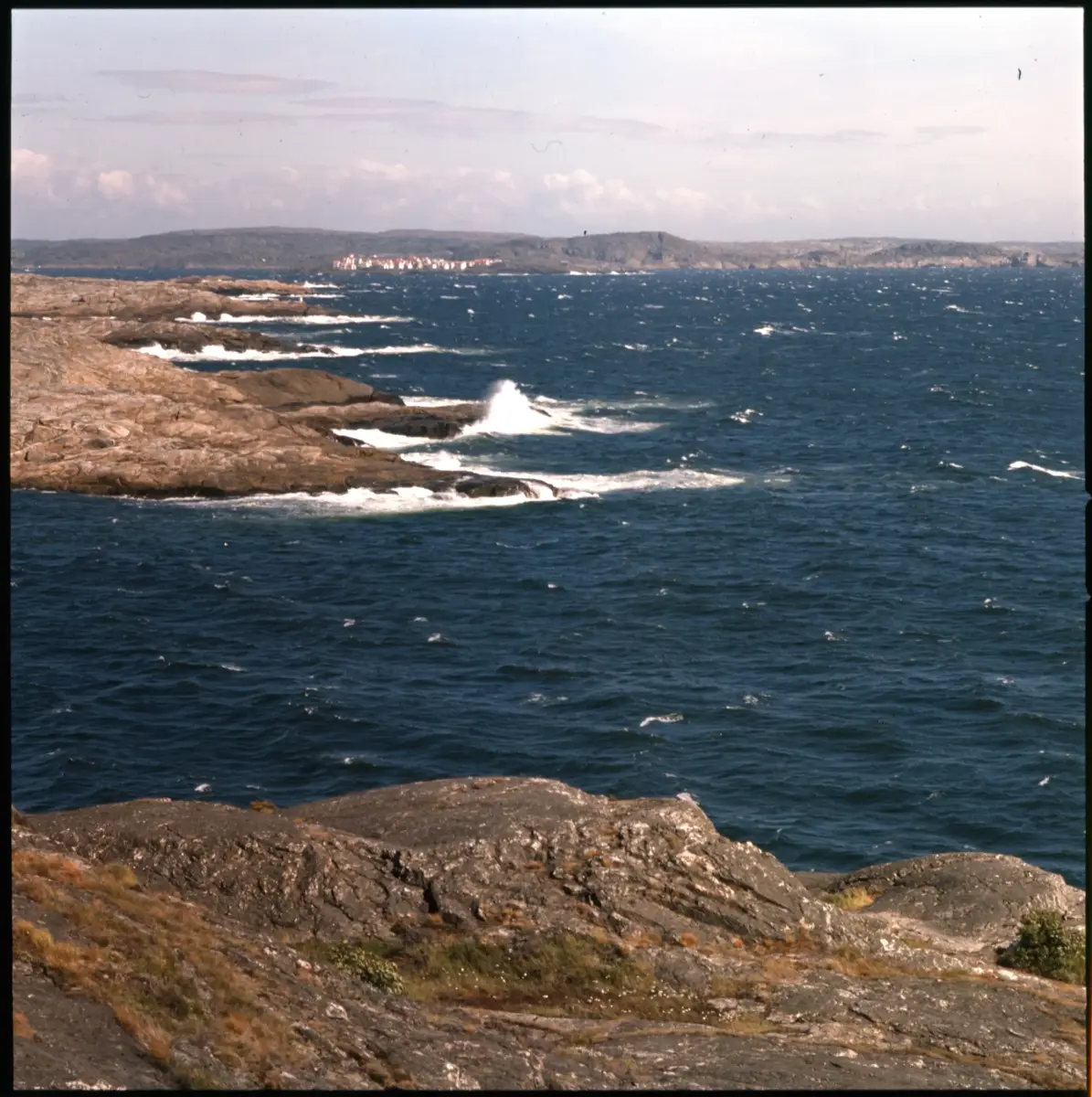 Färgdia: Sol i kölvatten. Hus vid kust. Mot Älvsborgs fästning. Eka i sjö. Halat segel, bergvägg. Vyer. Bergmönster. Par på strand. Sandmönster. Gerlesborg. Kolhättan(?). Solnedgång över havet. Bärnsten(??) och glas. Stenstrand. Nedisad kust, Tjörn. Musselskal. Lavar, posthornssnäcka. Fiskebod, strandväxter. Moln. Hästar betar, vy mot Älvsborgs fästning. Två i kajak. Snö. Kustbåt. Roende. Brygga i dis. Pojke vid eka, vy. Sandstrand med vågor, Hirthals, fiskare går. Musslor, tång, stenar. Söt vik. Hed. Ror eka i sund. Med fiskeläge och segelfartyg. Småbåtshamn, vy.