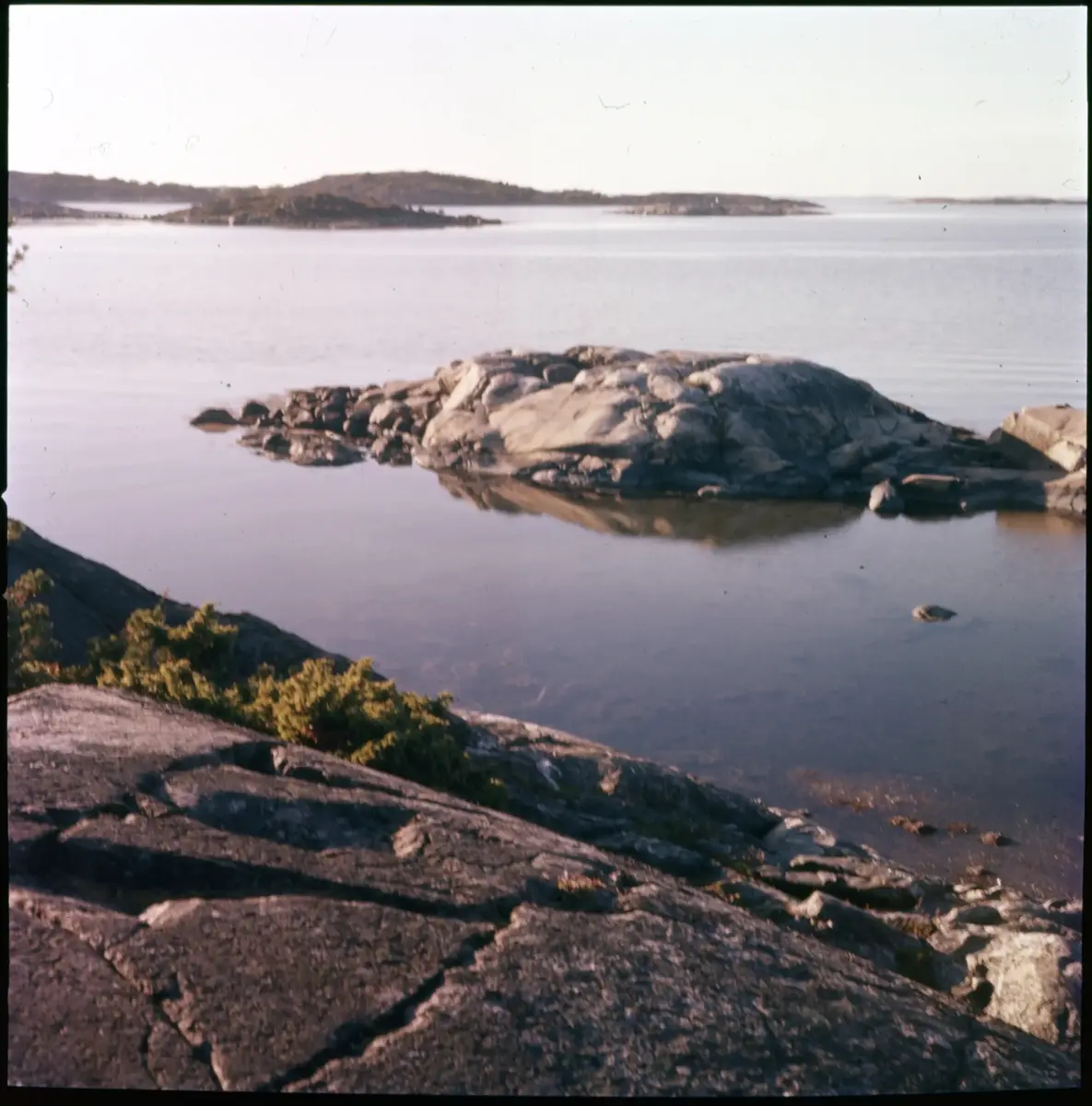 Färgdia: Sol i kölvatten. Hus vid kust. Mot Älvsborgs fästning. Eka i sjö. Halat segel, bergvägg. Vyer. Bergmönster. Par på strand. Sandmönster. Gerlesborg. Kolhättan(?). Solnedgång över havet. Bärnsten(??) och glas. Stenstrand. Nedisad kust, Tjörn. Musselskal. Lavar, posthornssnäcka. Fiskebod, strandväxter. Moln. Hästar betar, vy mot Älvsborgs fästning. Två i kajak. Snö. Kustbåt. Roende. Brygga i dis. Pojke vid eka, vy. Sandstrand med vågor, Hirthals, fiskare går. Musslor, tång, stenar. Söt vik. Hed. Ror eka i sund. Med fiskeläge och segelfartyg. Småbåtshamn, vy.