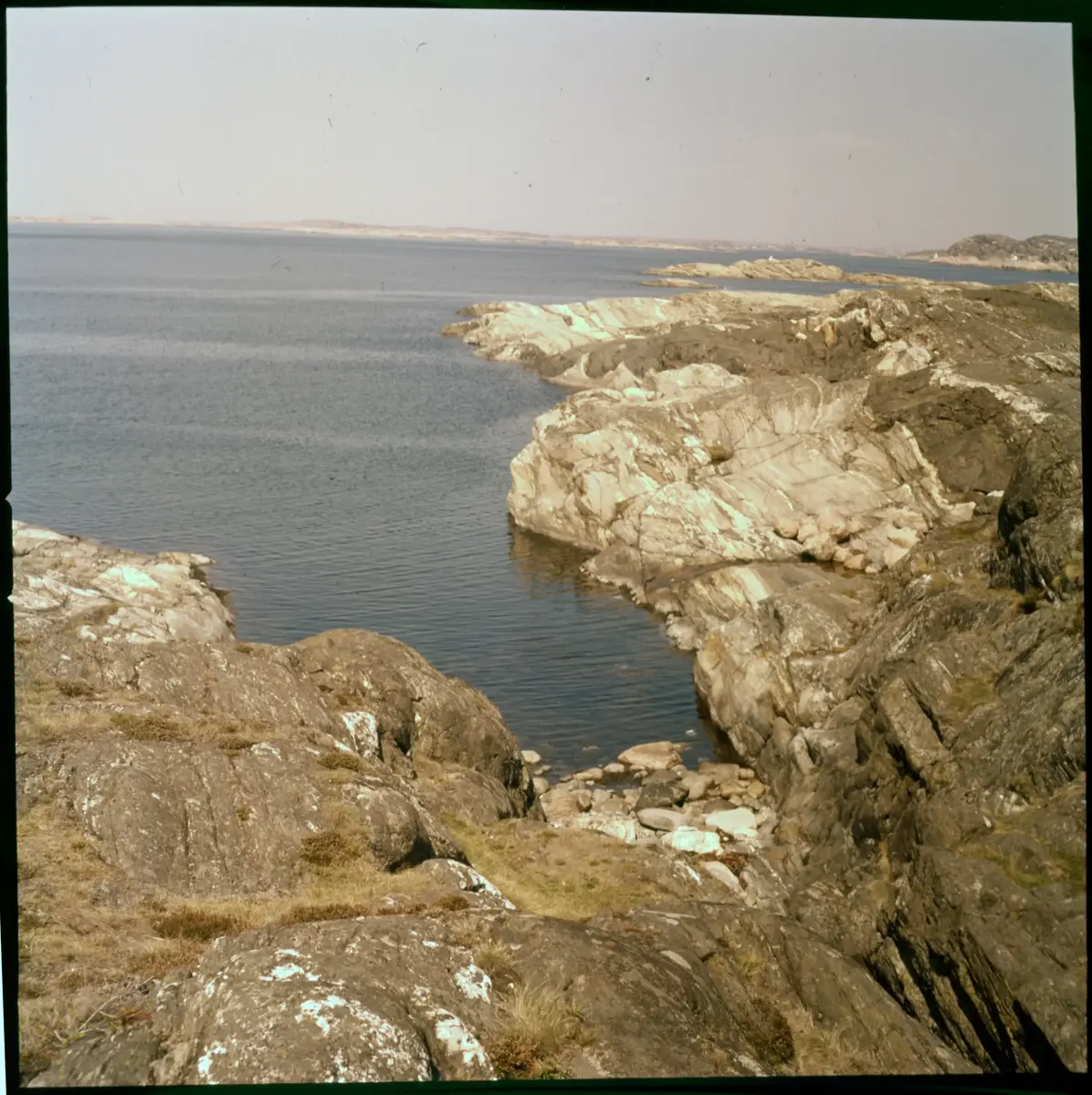 Färgdia: Sol i kölvatten. Hus vid kust. Mot Älvsborgs fästning. Eka i sjö. Halat segel, bergvägg. Vyer. Bergmönster. Par på strand. Sandmönster. Gerlesborg. Kolhättan(?). Solnedgång över havet. Bärnsten(??) och glas. Stenstrand. Nedisad kust, Tjörn. Musselskal. Lavar, posthornssnäcka. Fiskebod, strandväxter. Moln. Hästar betar, vy mot Älvsborgs fästning. Två i kajak. Snö. Kustbåt. Roende. Brygga i dis. Pojke vid eka, vy. Sandstrand med vågor, Hirthals, fiskare går. Musslor, tång, stenar. Söt vik. Hed. Ror eka i sund. Med fiskeläge och segelfartyg. Småbåtshamn, vy.