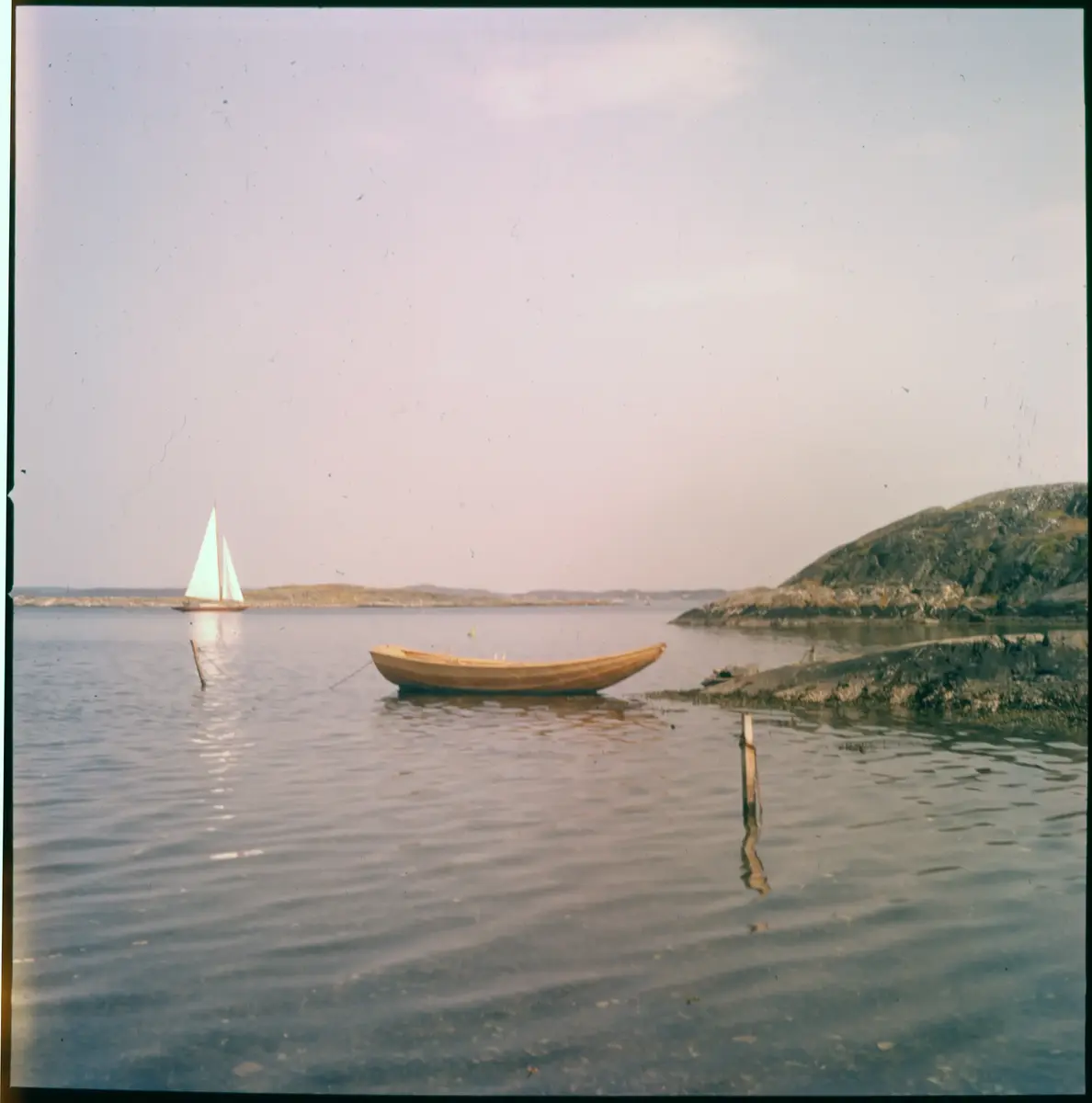 Färgdia: Sol i kölvatten. Hus vid kust. Mot Älvsborgs fästning. Eka i sjö. Halat segel, bergvägg. Vyer. Bergmönster. Par på strand. Sandmönster. Gerlesborg. Kolhättan(?). Solnedgång över havet. Bärnsten(??) och glas. Stenstrand. Nedisad kust, Tjörn. Musselskal. Lavar, posthornssnäcka. Fiskebod, strandväxter. Moln. Hästar betar, vy mot Älvsborgs fästning. Två i kajak. Snö. Kustbåt. Roende. Brygga i dis. Pojke vid eka, vy. Sandstrand med vågor, Hirthals, fiskare går. Musslor, tång, stenar. Söt vik. Hed. Ror eka i sund. Med fiskeläge och segelfartyg. Småbåtshamn, vy.